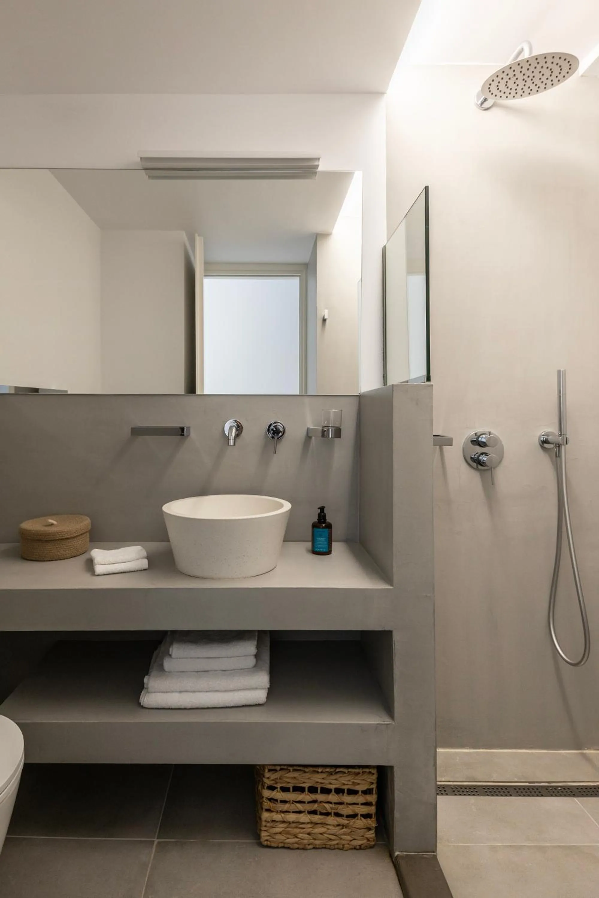 Shower in Korfi de Milo