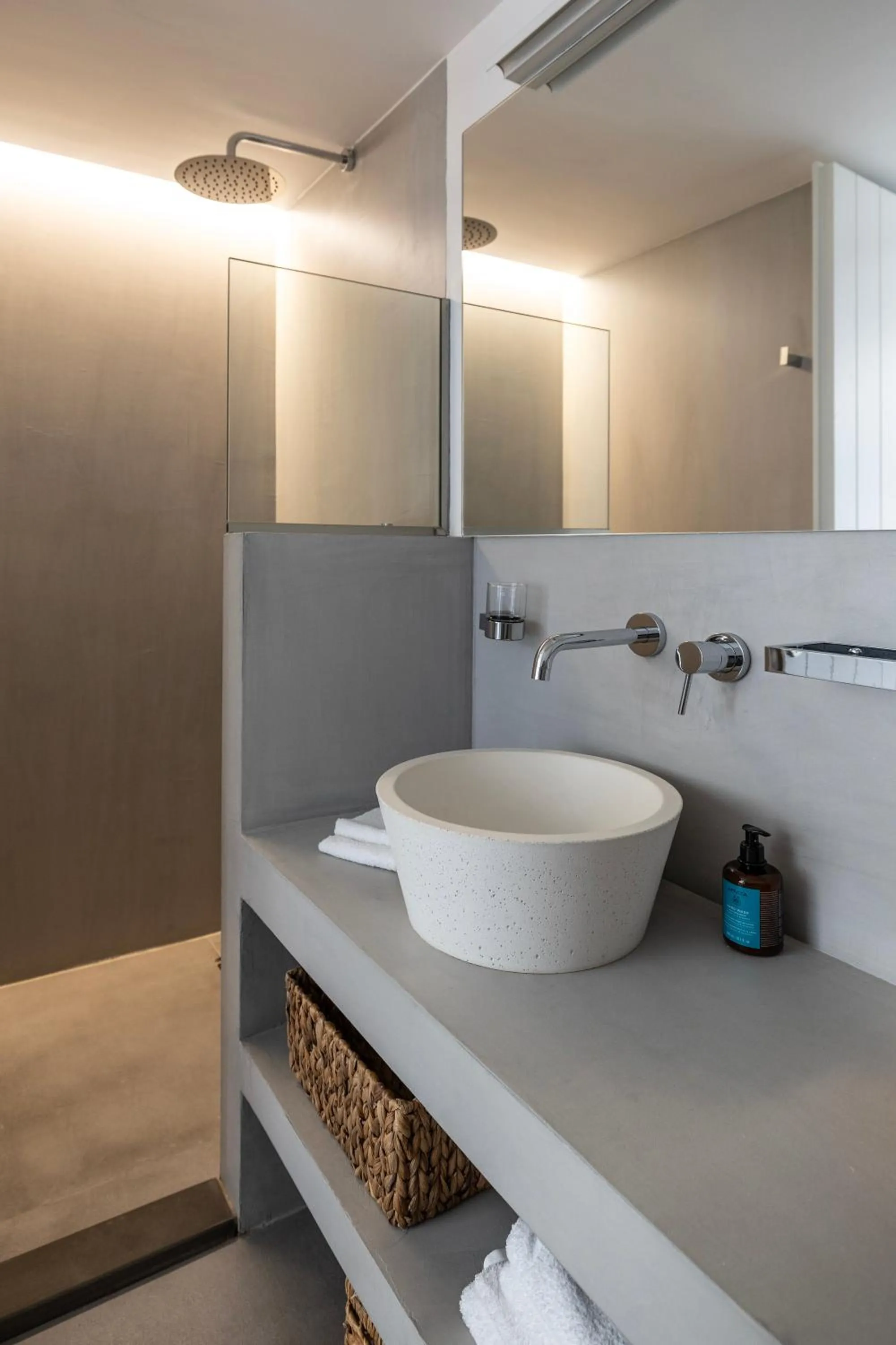 Bathroom in Korfi de Milo