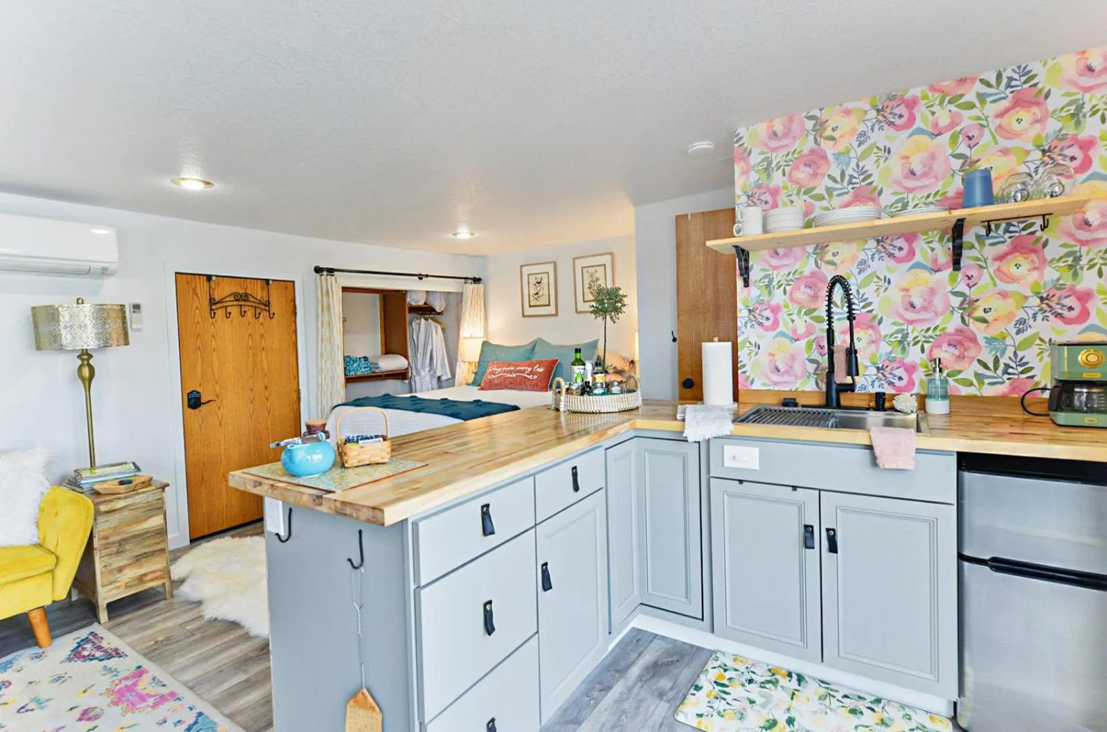 Kitchen or kitchenette in Lakefront Honeymoon Bay Studio Cottage
