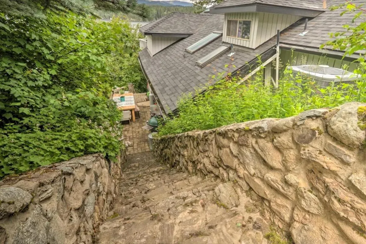 Lakefront Honeymoon Bay Studio Cottage