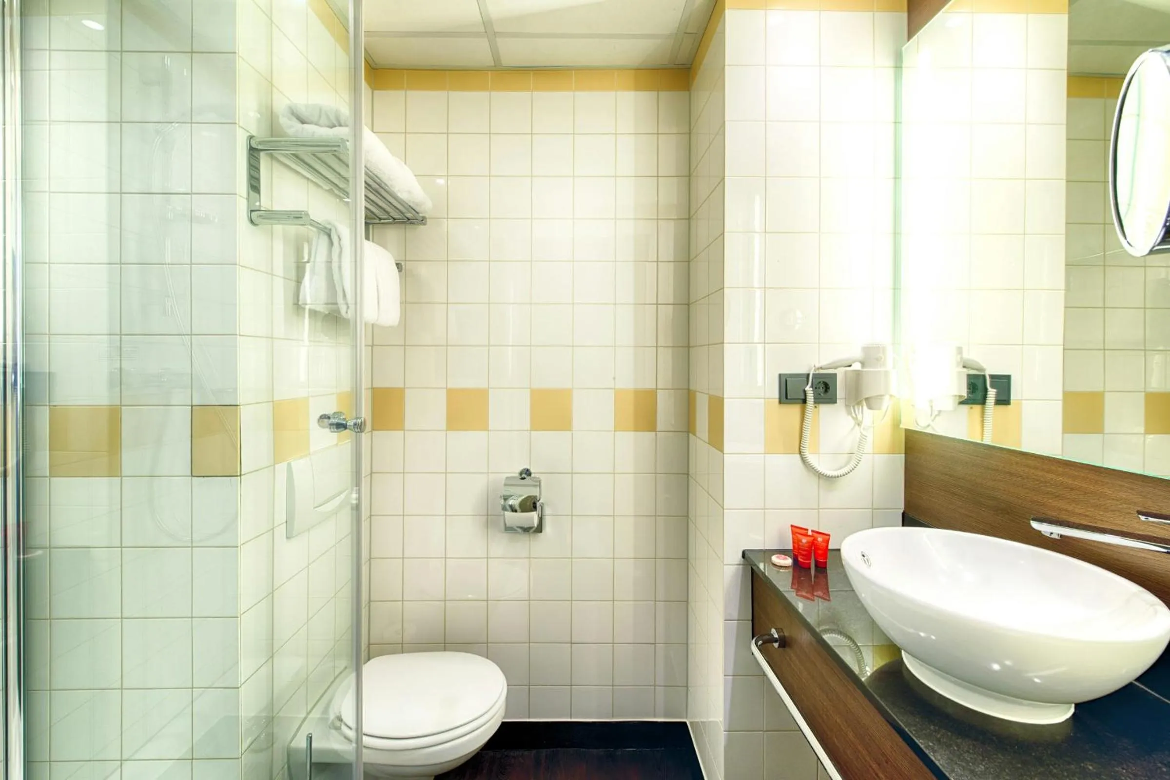 Bathroom in Leonardo Hotel Amsterdam City Center