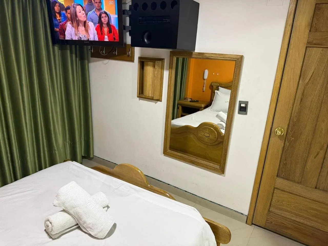 TV and multimedia, Bed in Hotel Bosque Chapinero