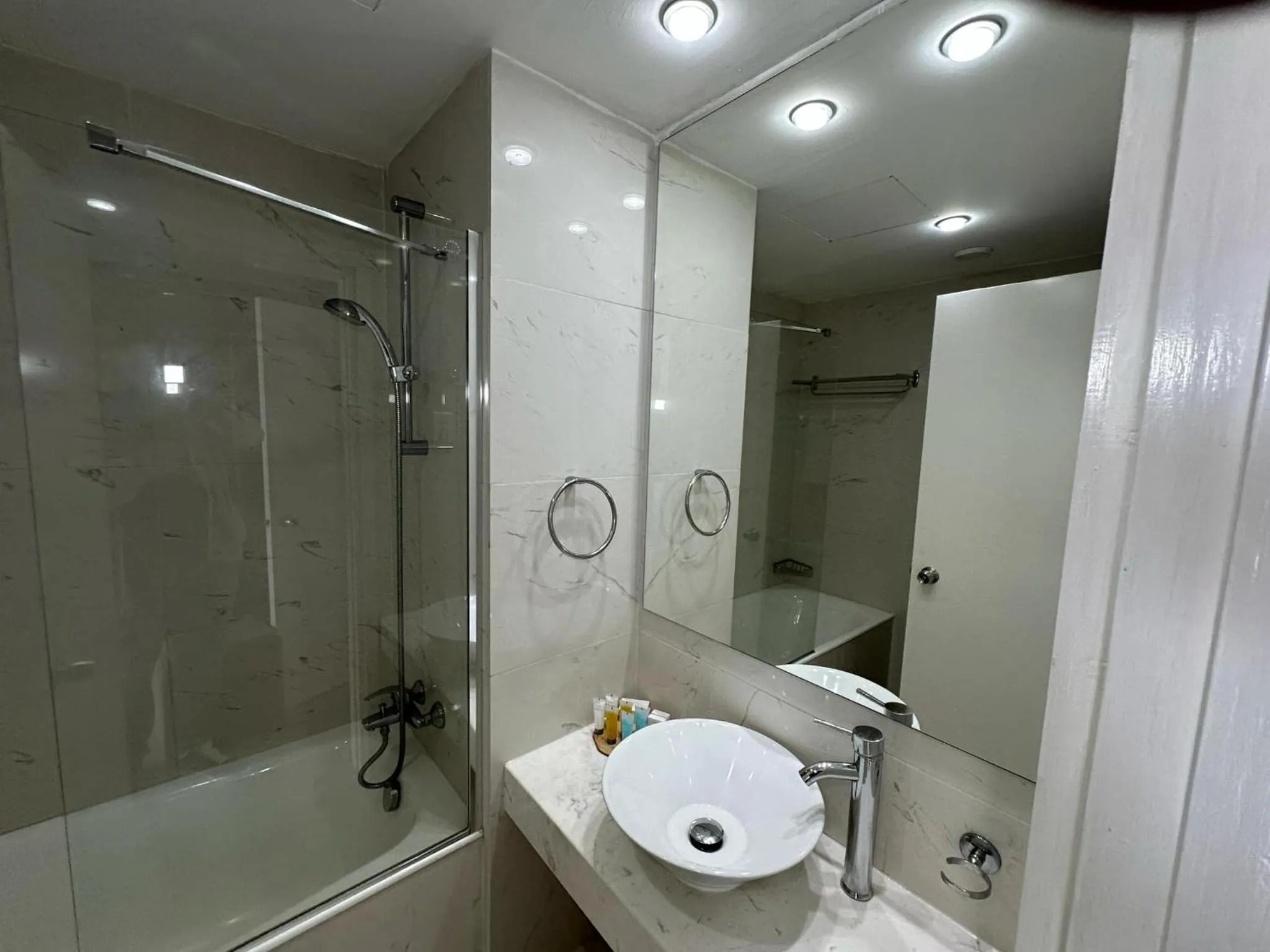 Bathroom in Napa Jay Hotel