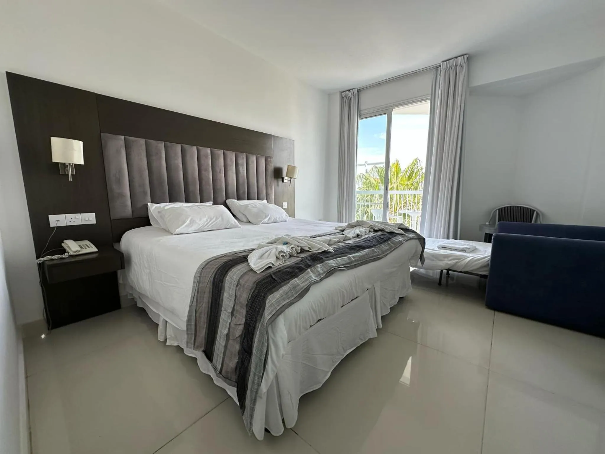 Balcony/Terrace, Bed in Napa Jay Hotel