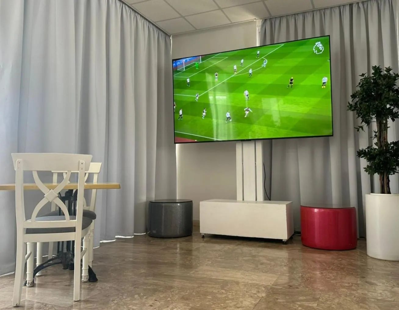 Communal lounge/ TV room in Napa Jay Hotel