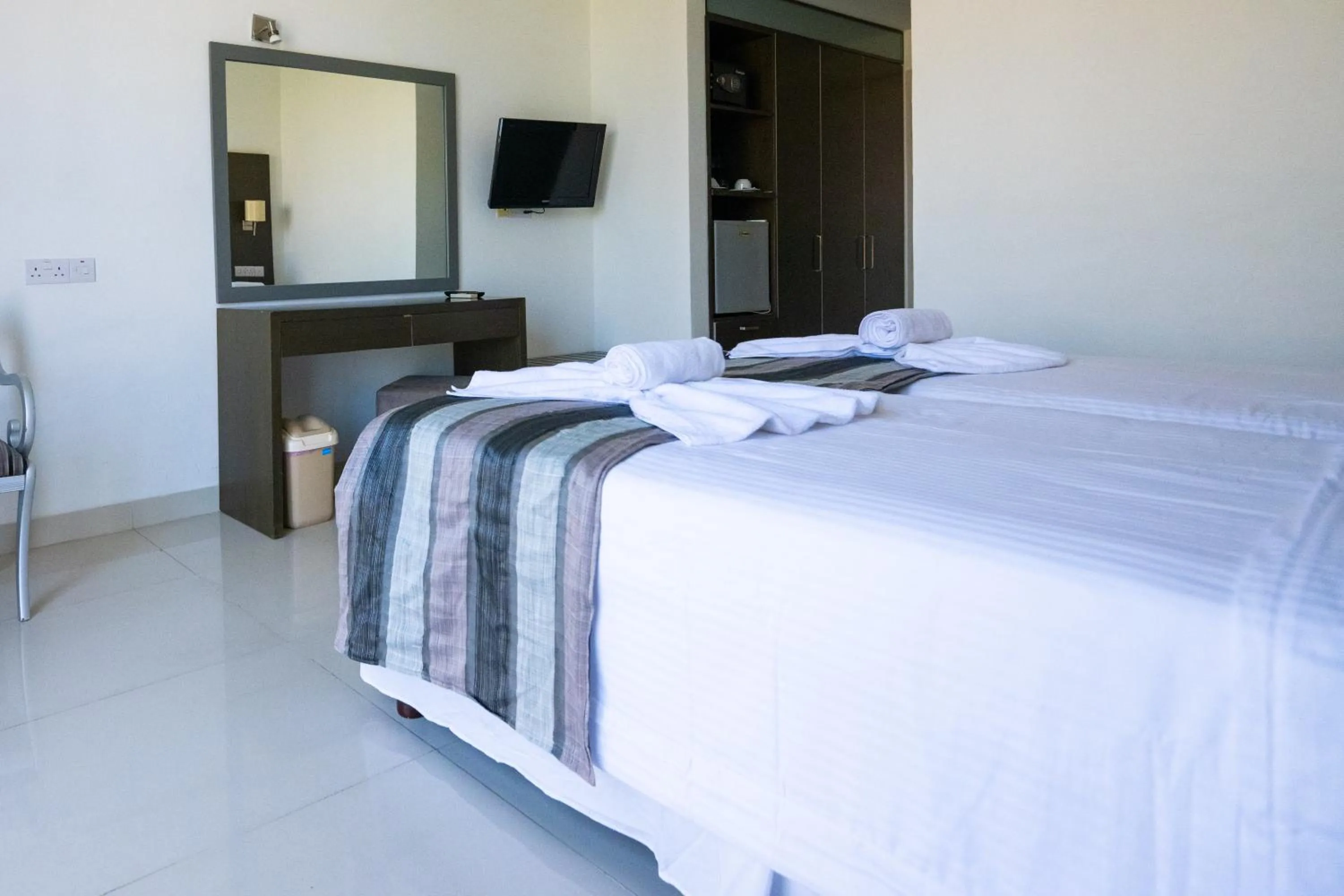 TV and multimedia, Bed in Napa Jay Hotel