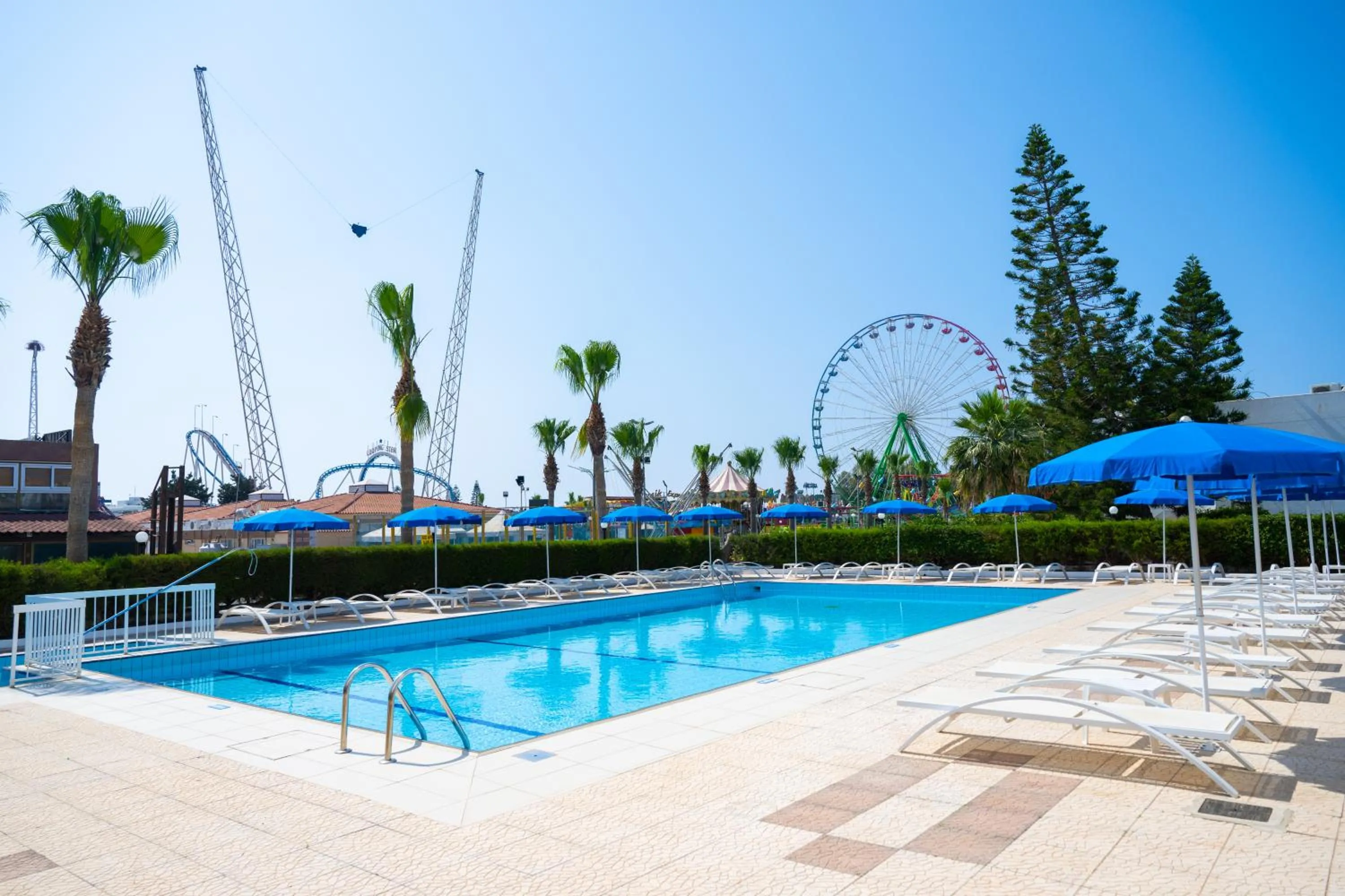 Swimming pool in Napa Jay Hotel
