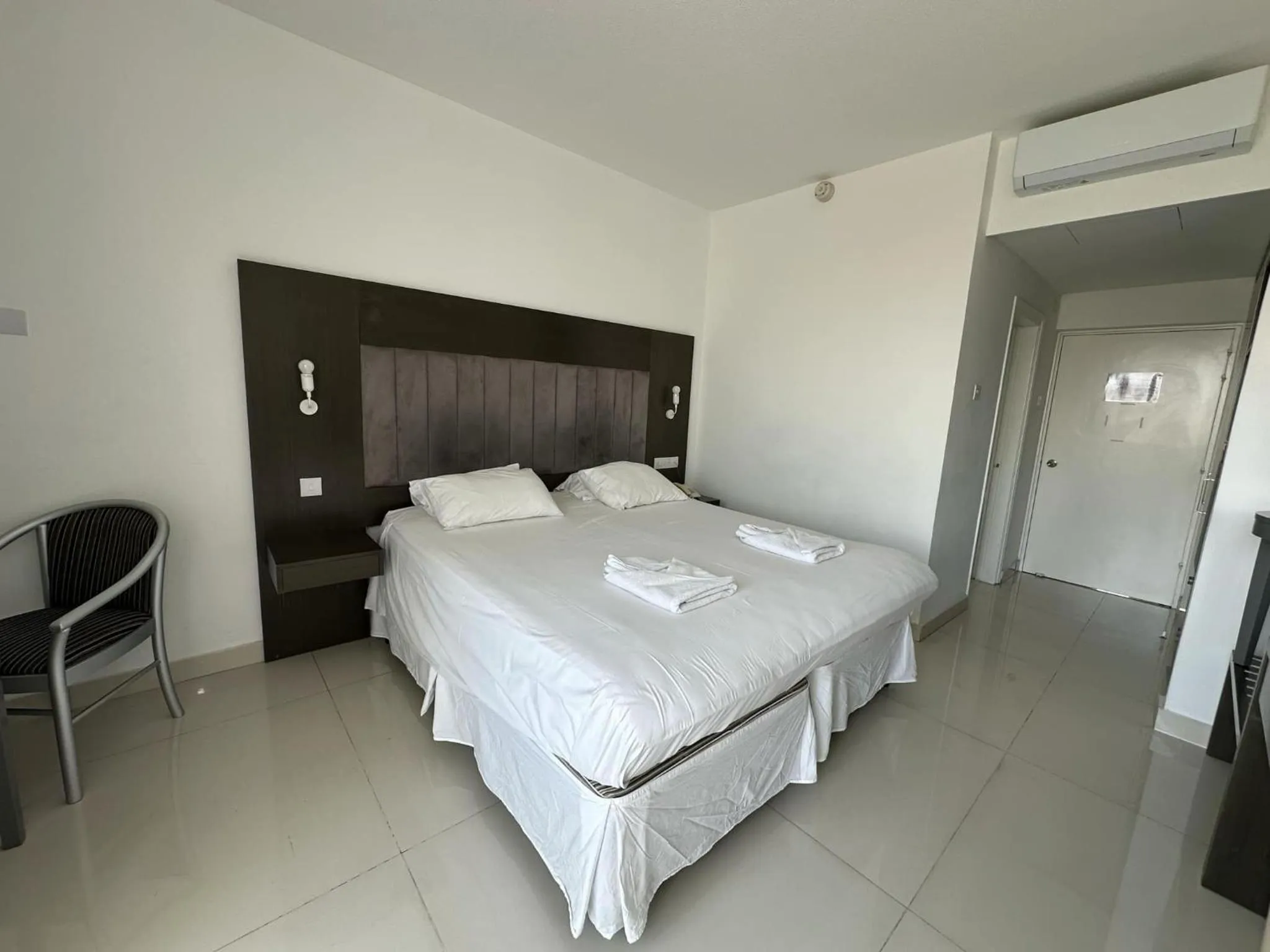 Bed in Napa Jay Hotel