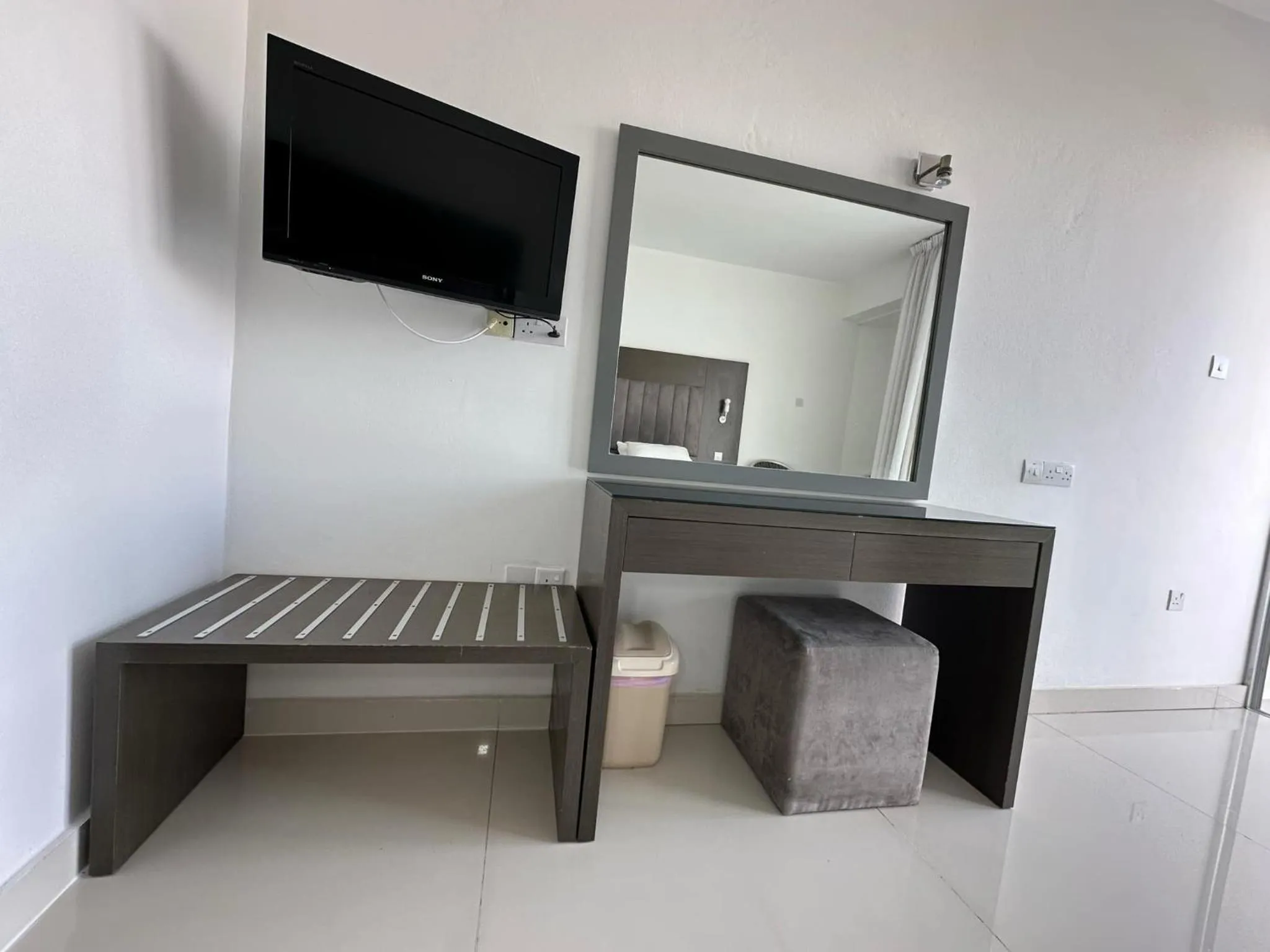 TV and multimedia in Napa Jay Hotel