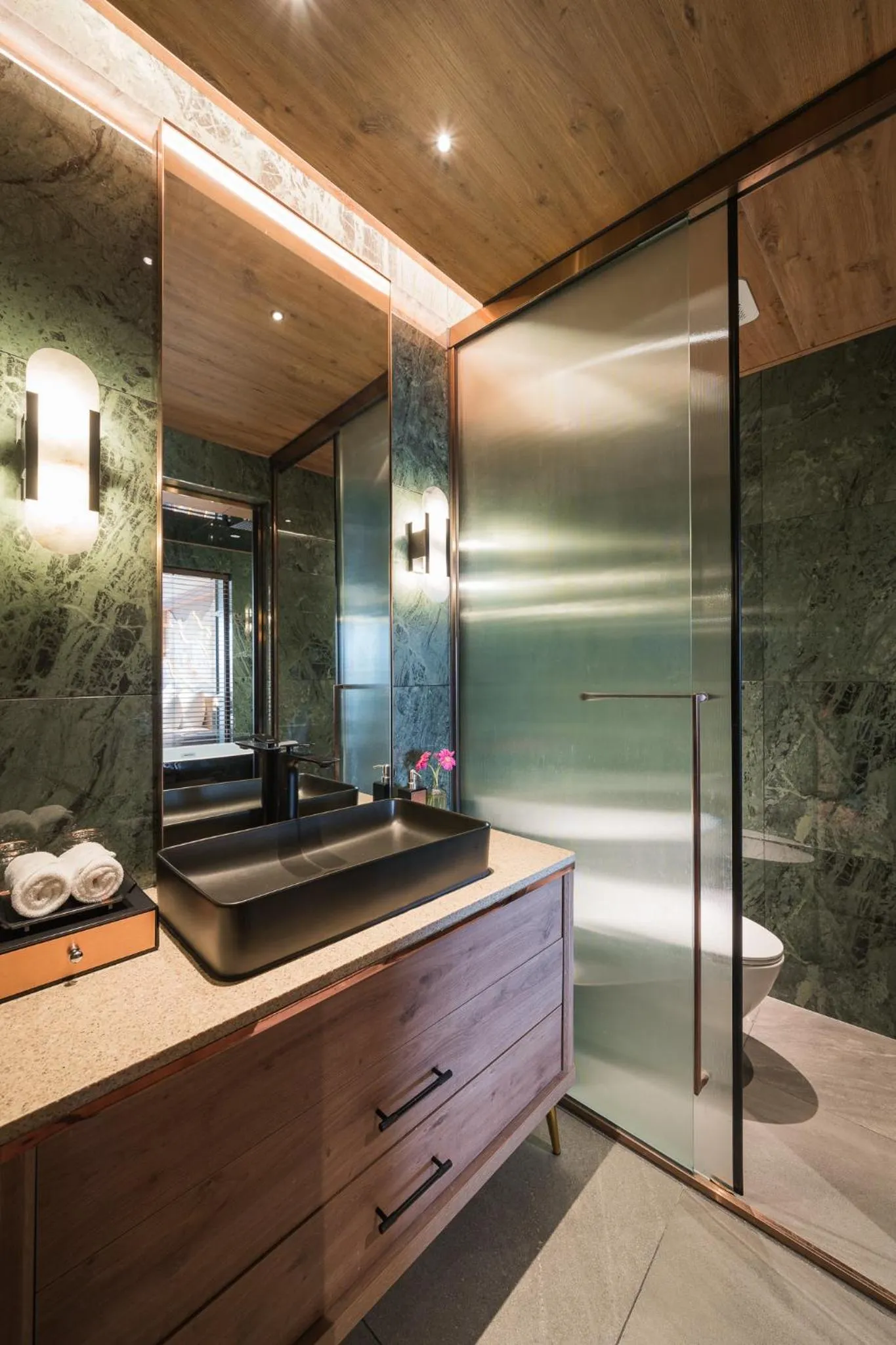 Bath in La Passion Premium Cau Go