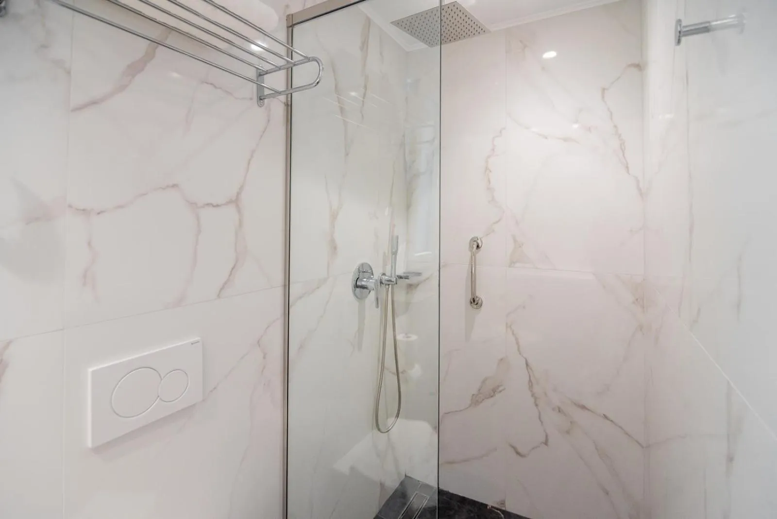 Shower in Contessa Bianca Luxury Suites