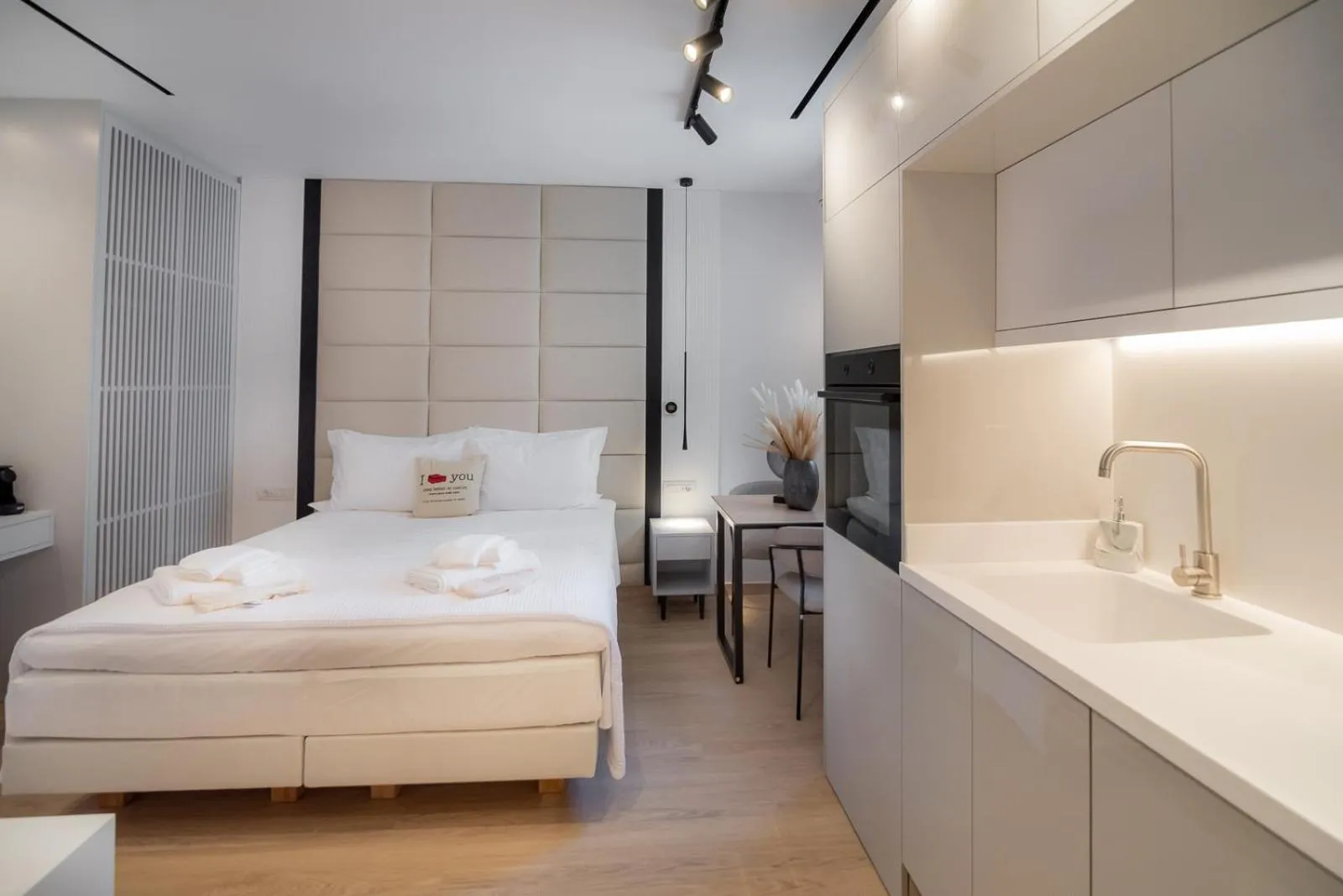 Bed in Contessa Bianca Luxury Suites