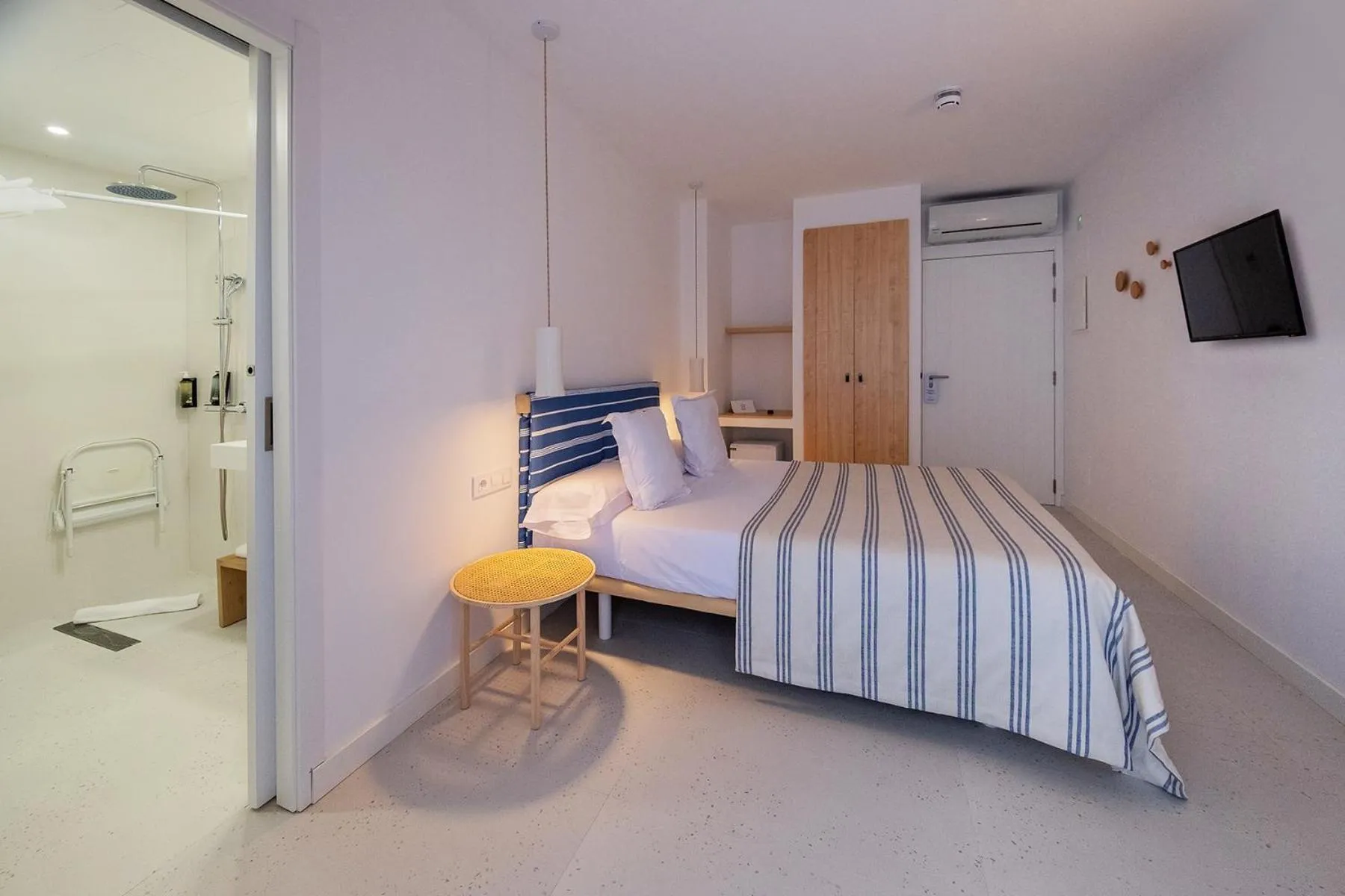 air conditioner, Bed in HOTEL BINI