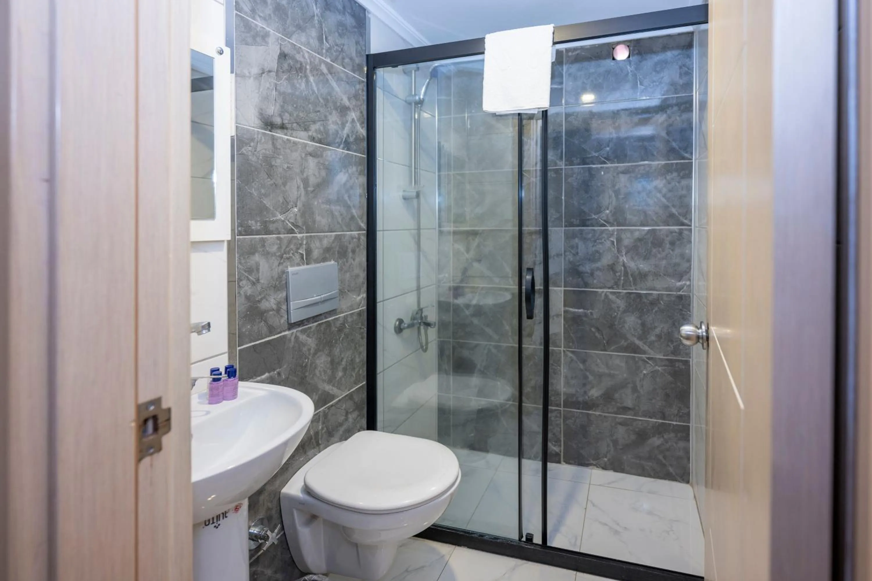 Shower in LEGEND TULIP HOTEL