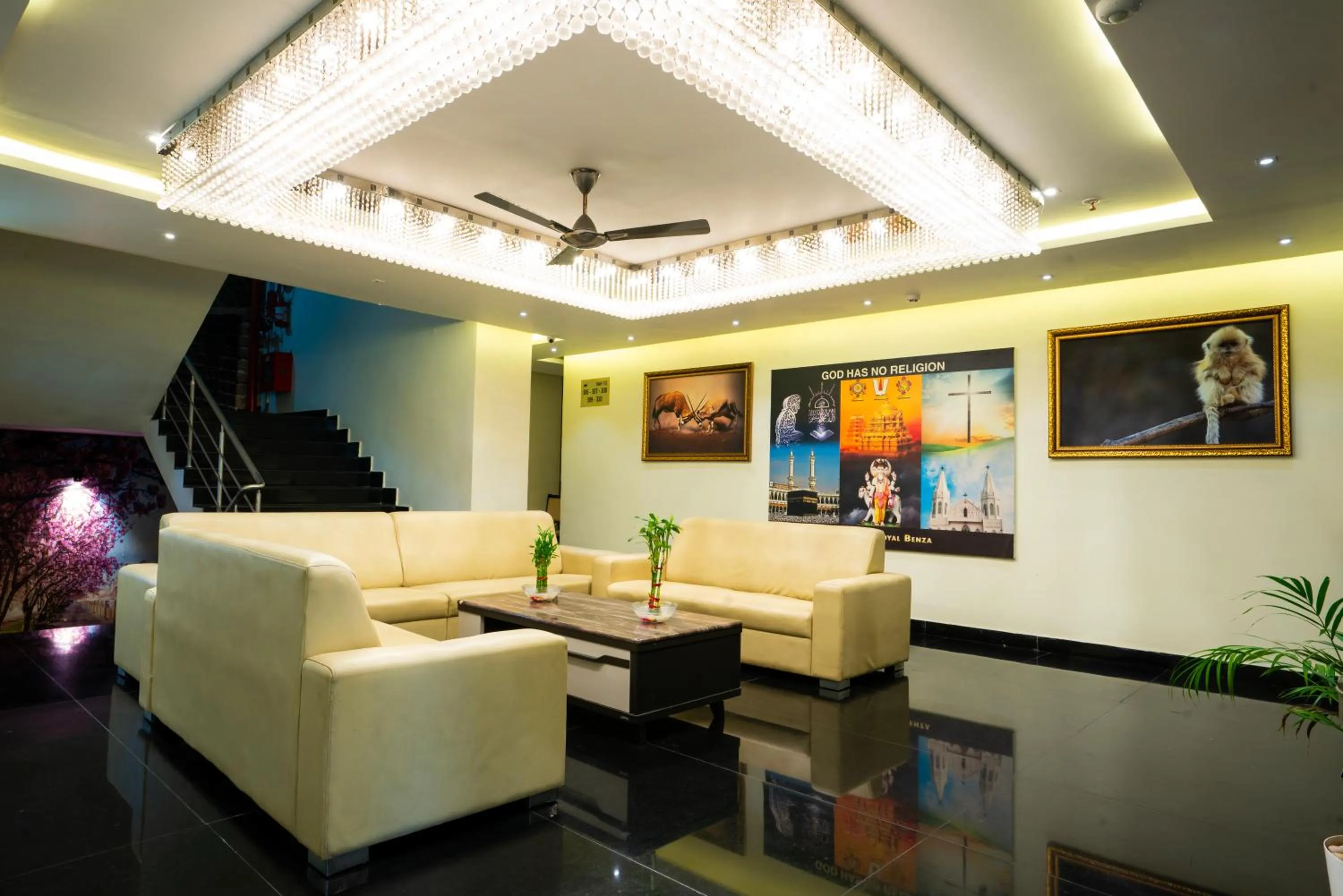 Communal lounge/ TV room in PARK SIGNATURE HOTELS - Royal Benza