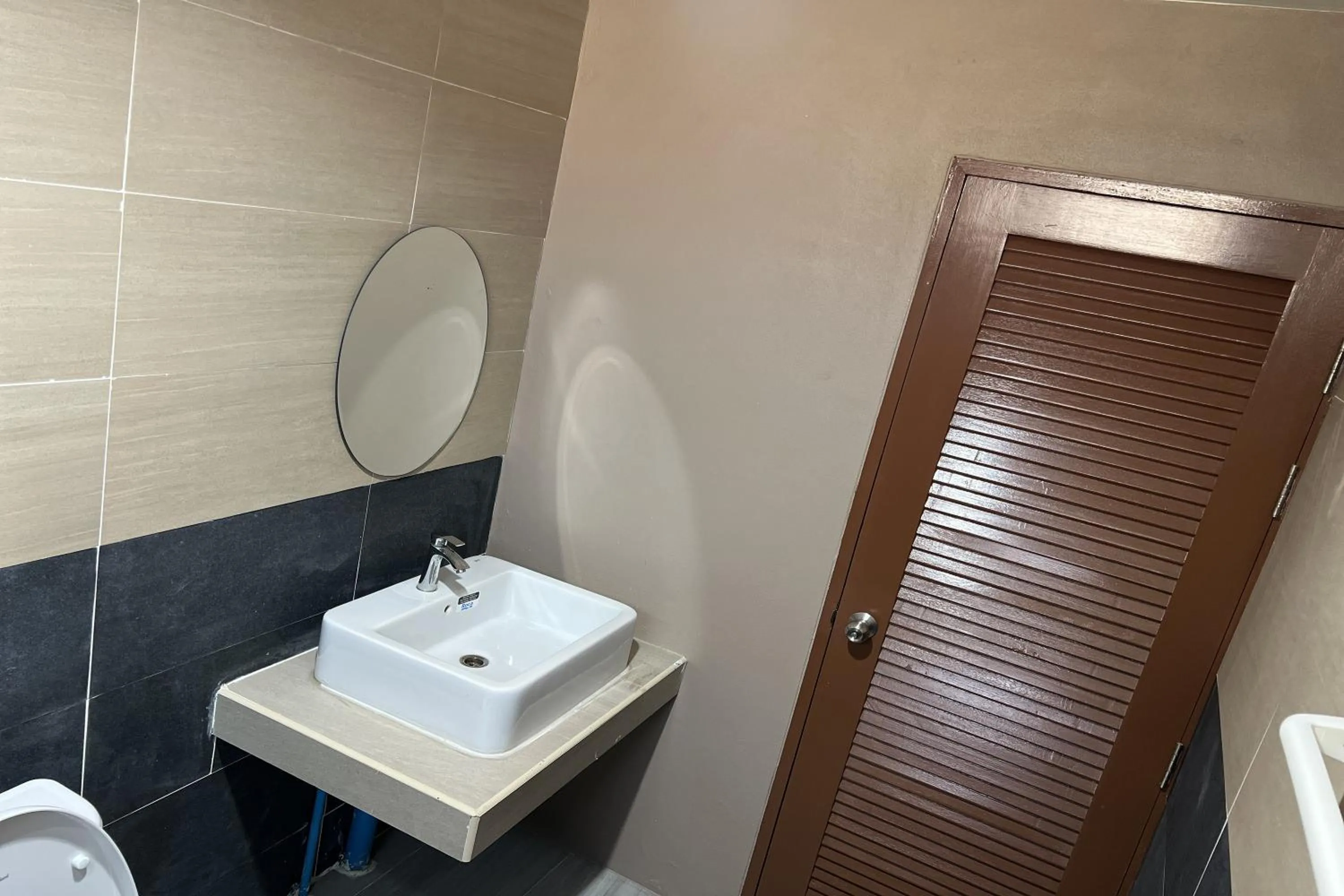 Toilet in V Tharm Hotel