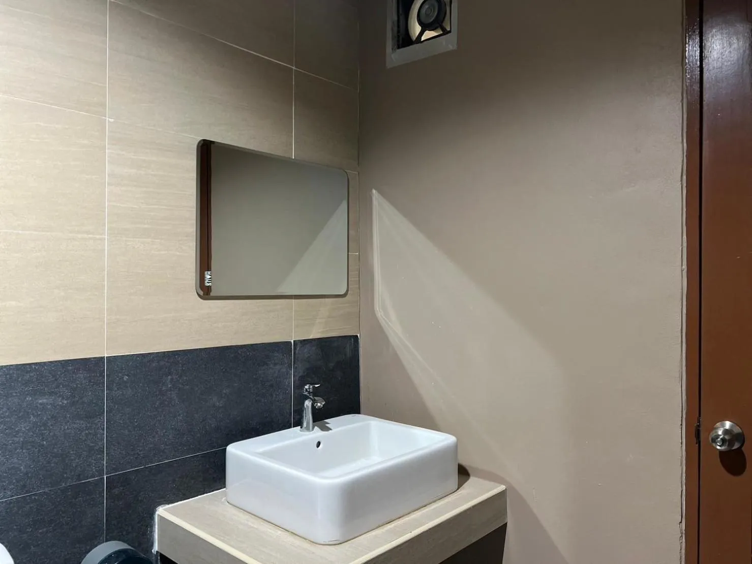 Bathroom in V Tharm Hotel