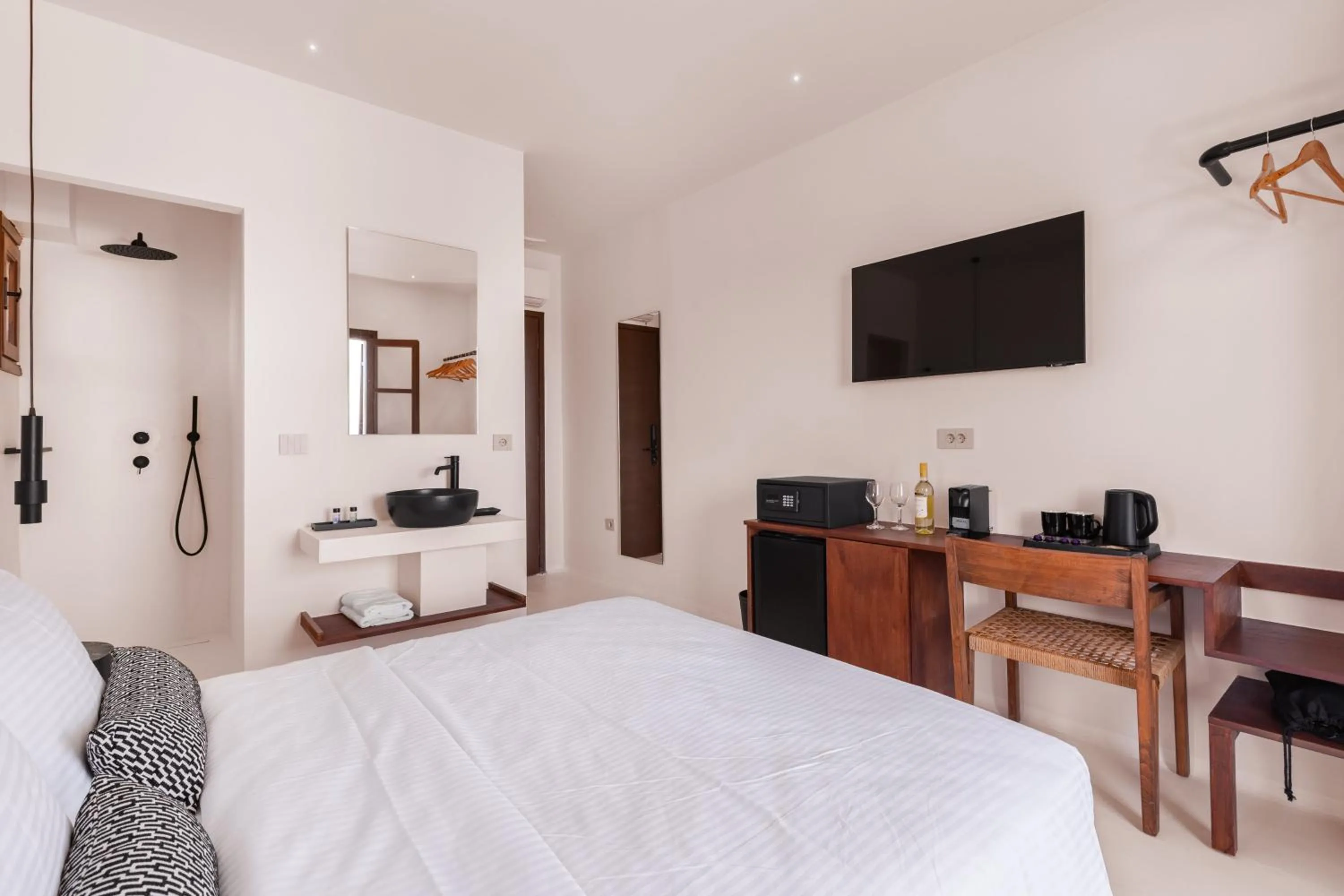 Bedroom, Bed in Akre Hotel - Designed for Adults