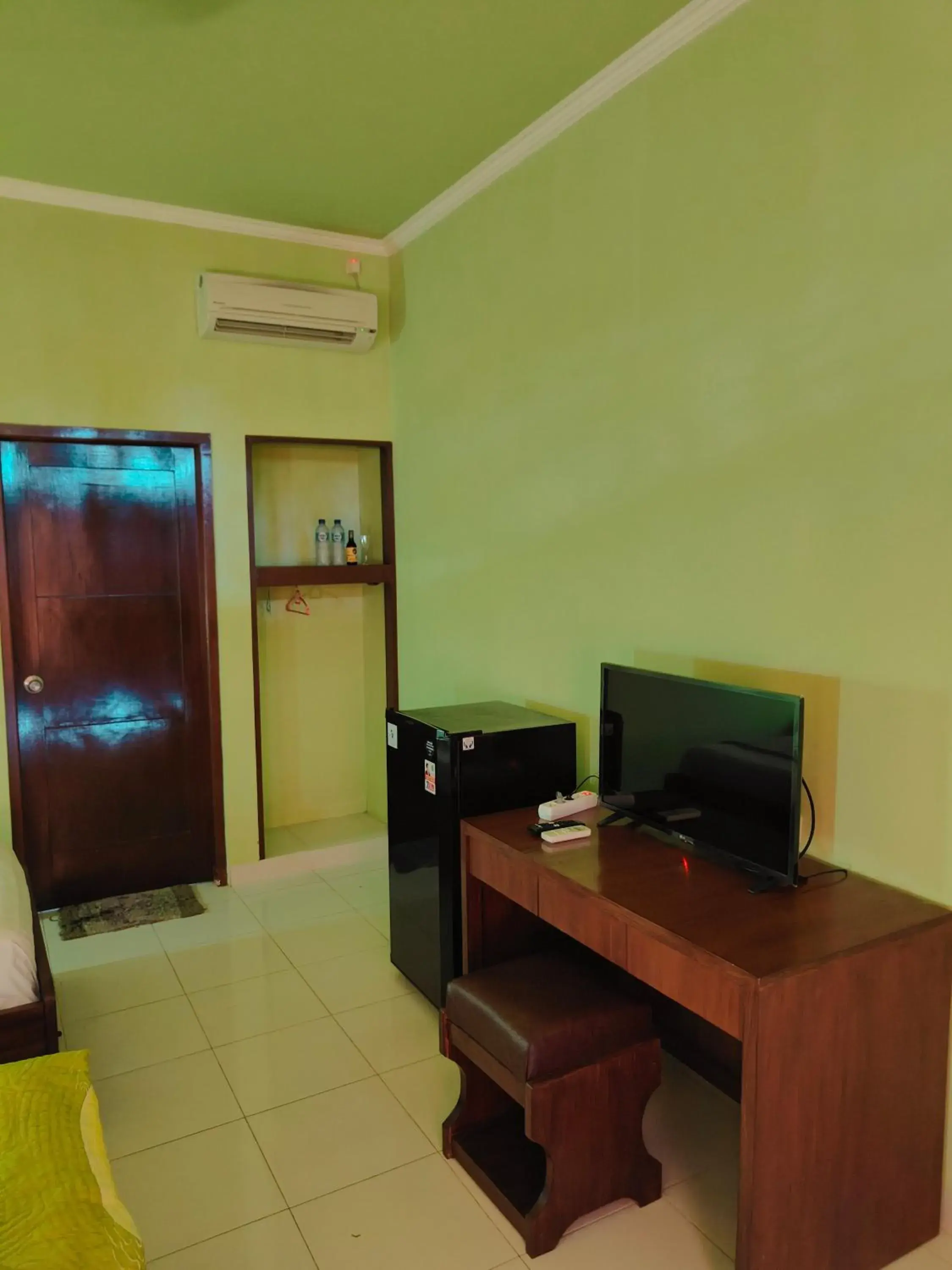 Comfort Triple Room with Shower in Berlian Inn Kuta Beach Comfort Triple Room with Shower in Berlian Inn Kuta Beach