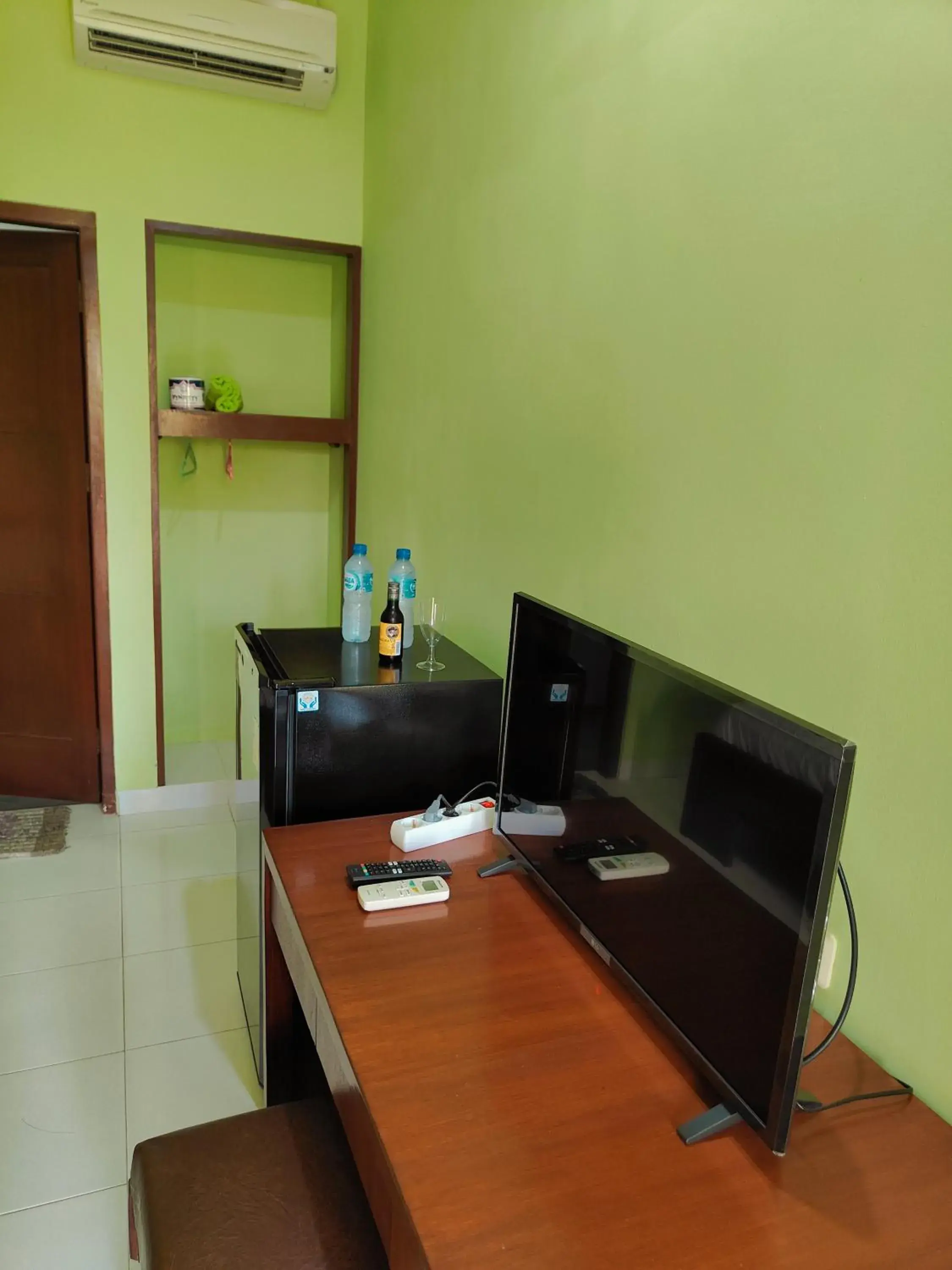 Comfort Triple Room with Shower in Berlian Inn Kuta Beach Comfort Triple Room with Shower in Berlian Inn Kuta Beach