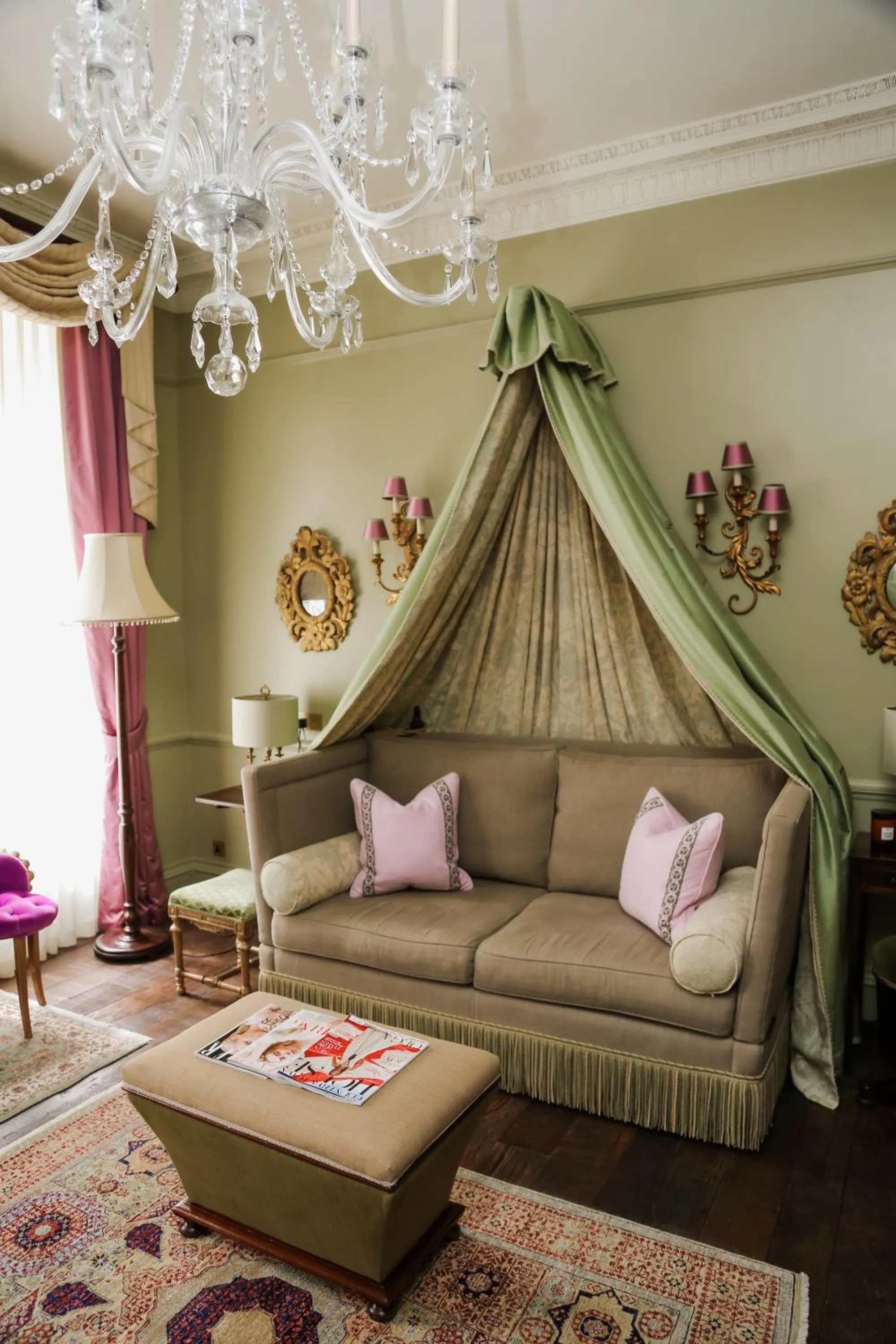 Living room in Henrys Townhouse Marylebone, London