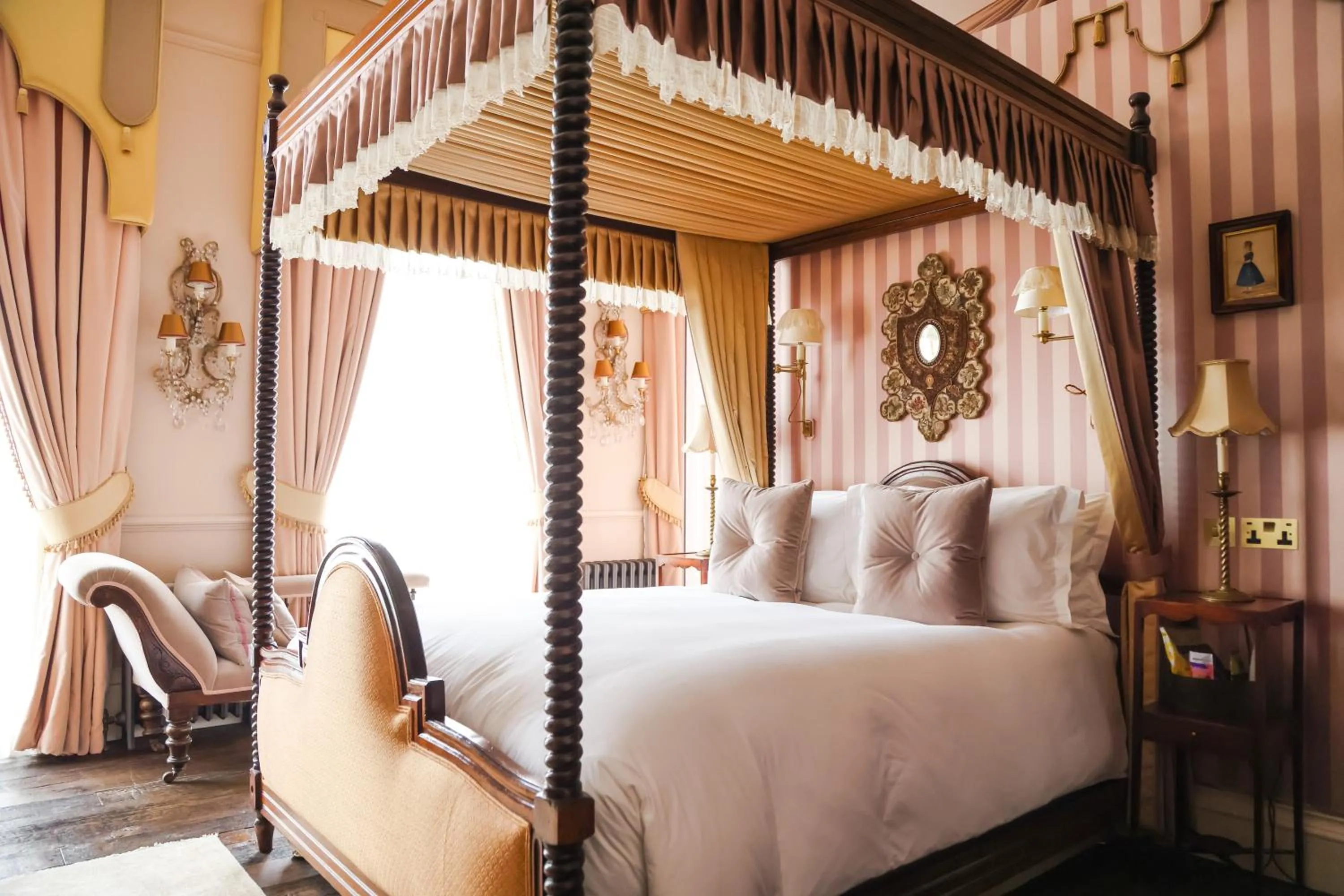 Bed in Henrys Townhouse Marylebone, London