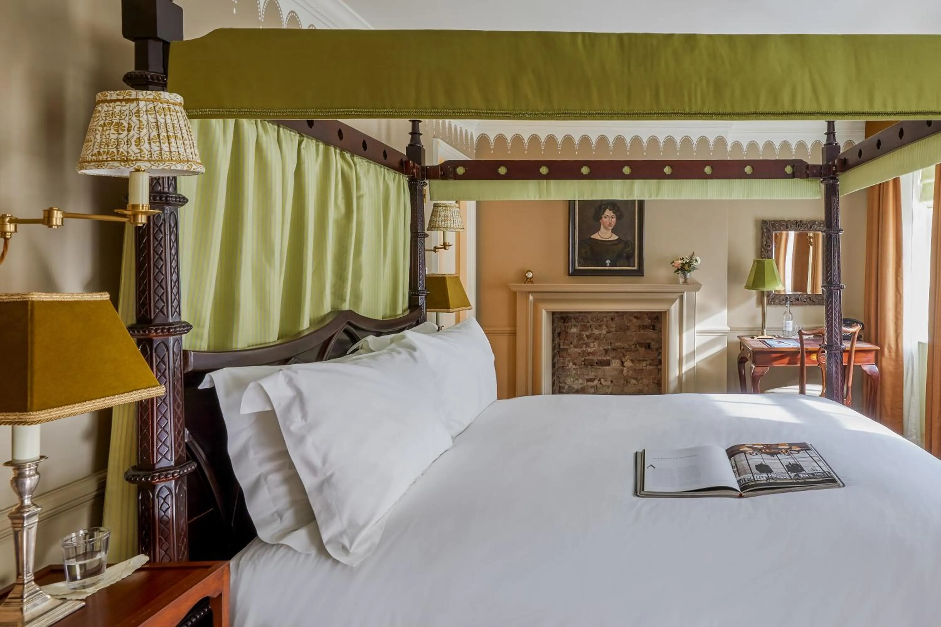 Bedroom, Bed in Henrys Townhouse Marylebone, London