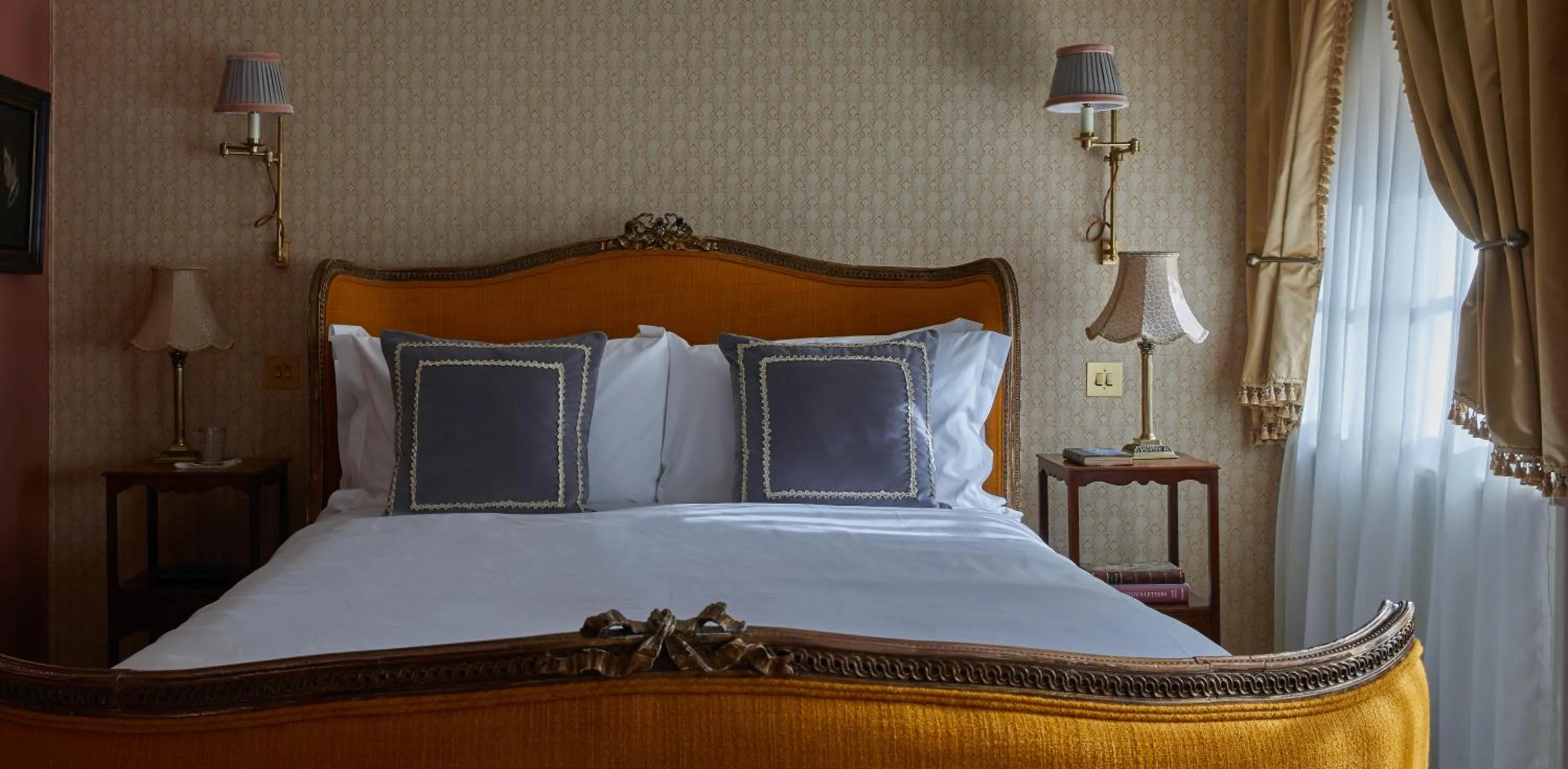 Bed in Henrys Townhouse Marylebone, London