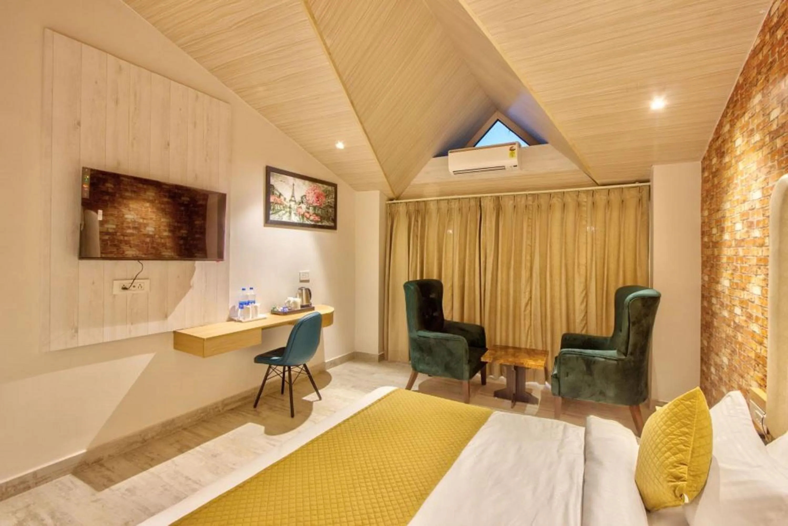 Bed in Hotel Katson Castle Dharamshala