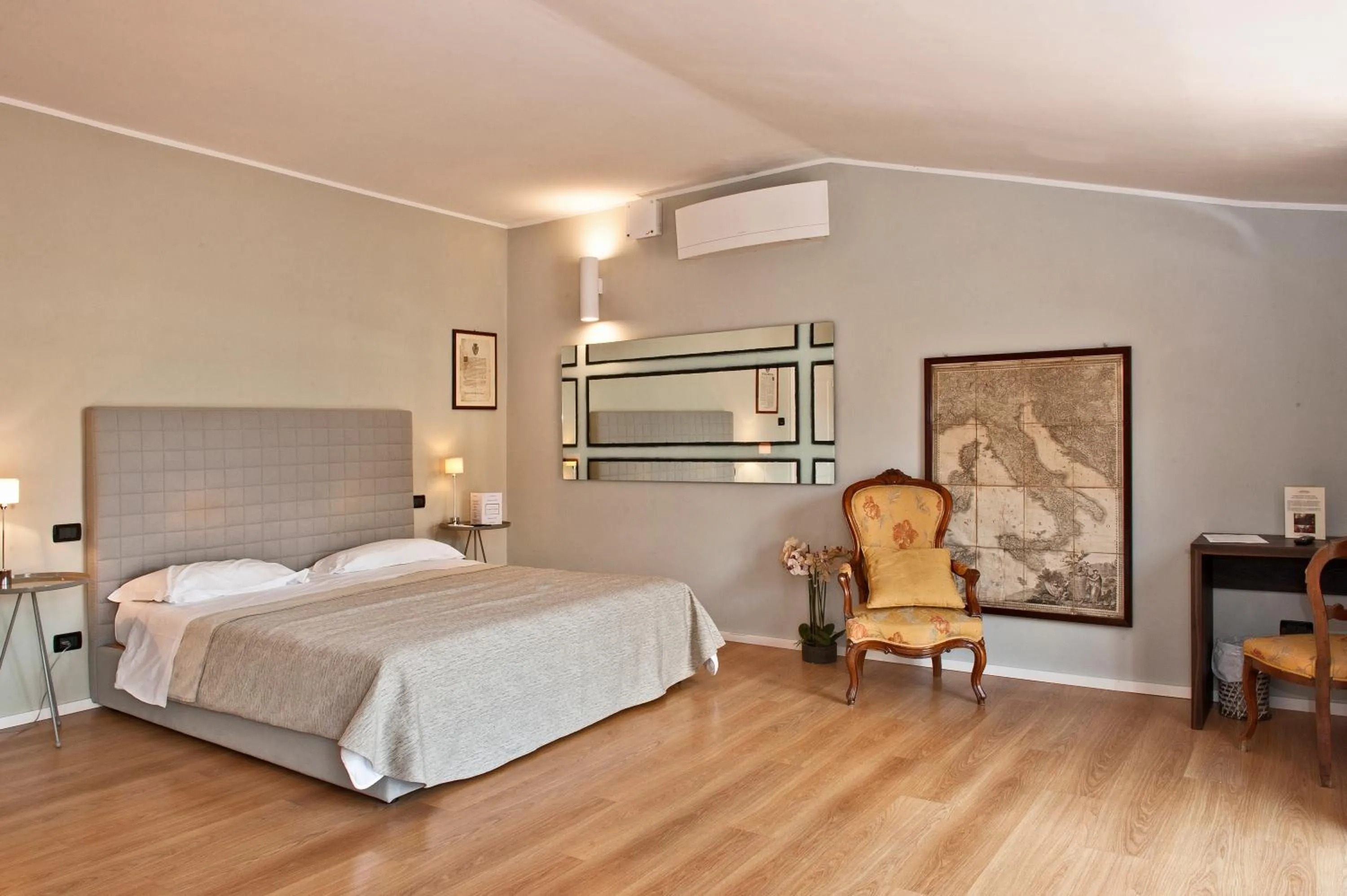 Photo of the whole room, Bed in Il Battistero Siena Residenza d'Epoca