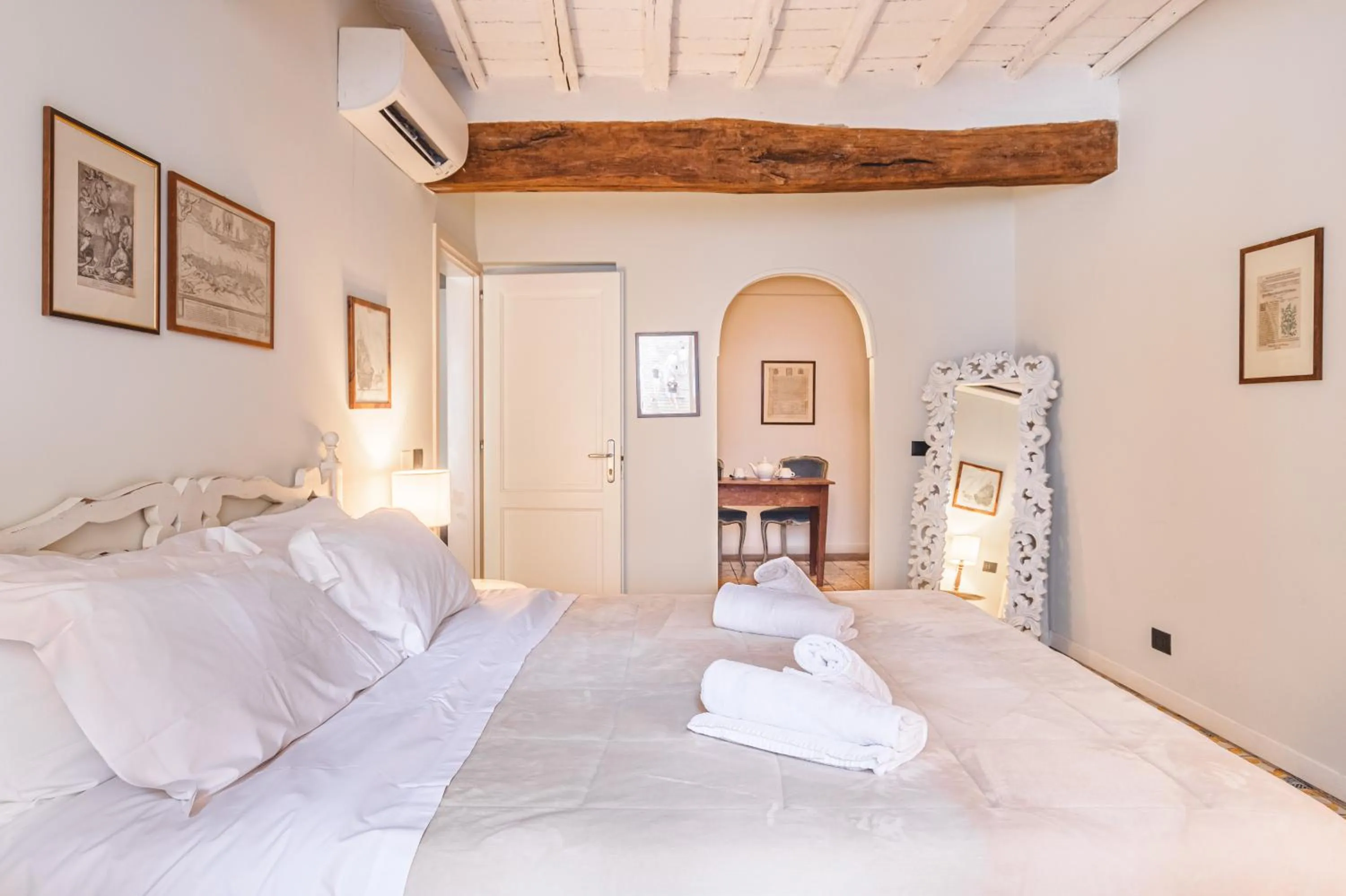 Photo of the whole room, Bed in Il Battistero Siena Residenza d'Epoca