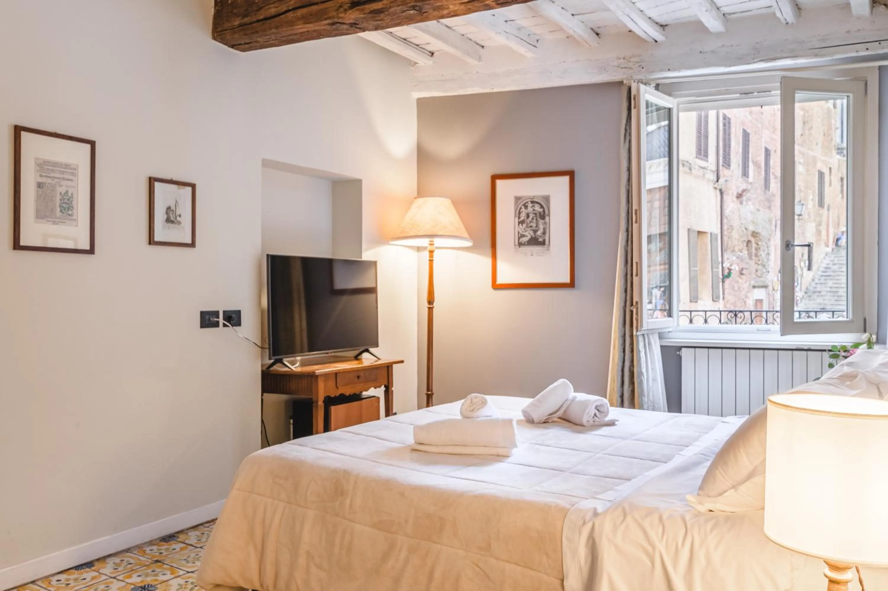 View (from property/room), Bed in Il Battistero Siena Residenza d'Epoca