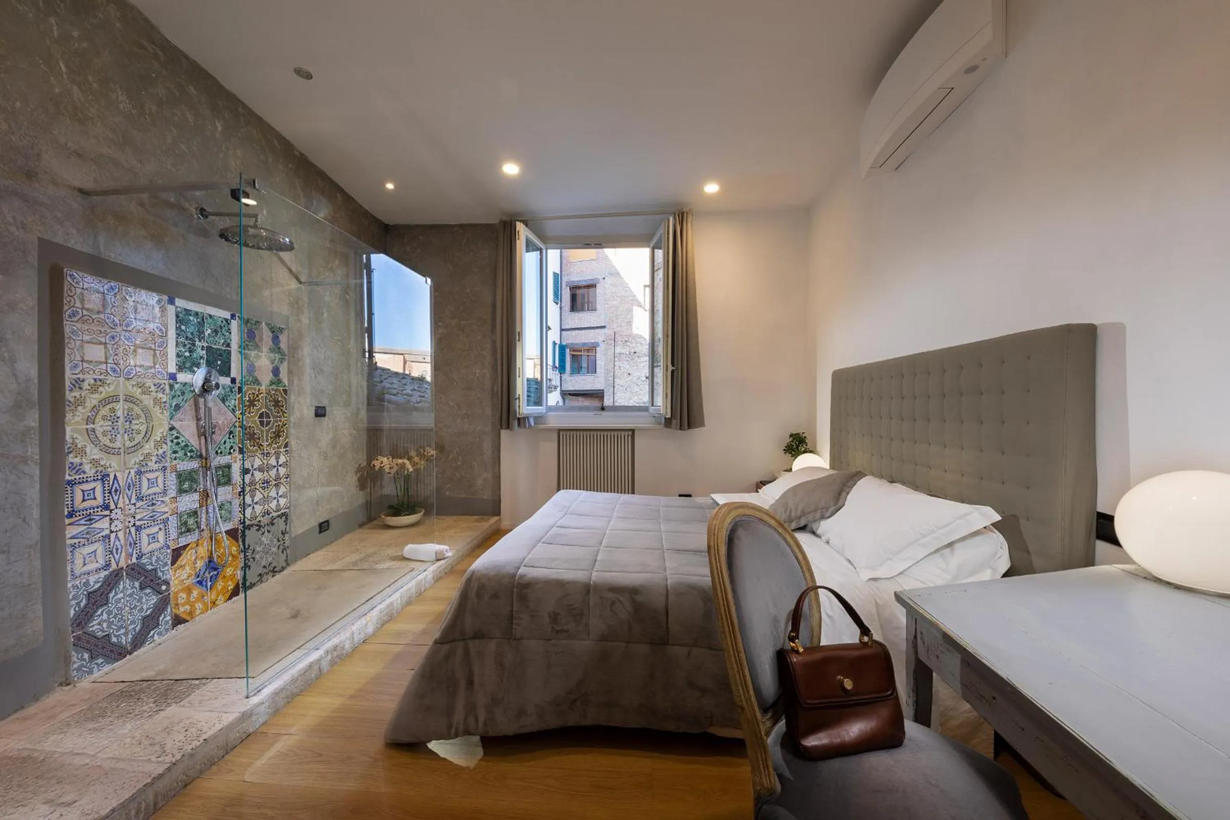 Shower, Bed in Il Battistero Siena Residenza d'Epoca