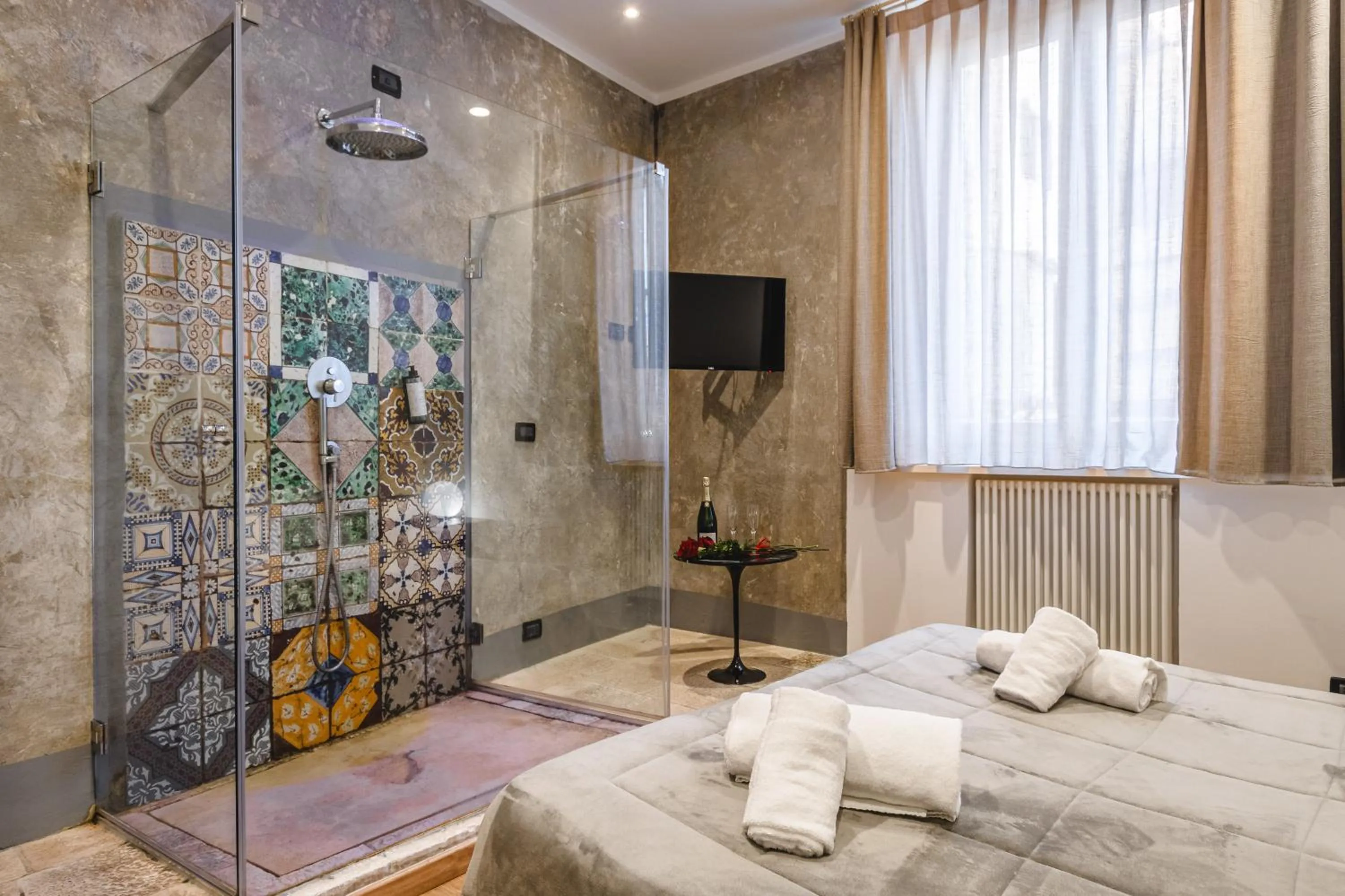 Shower, Bed in Il Battistero Siena Residenza d'Epoca