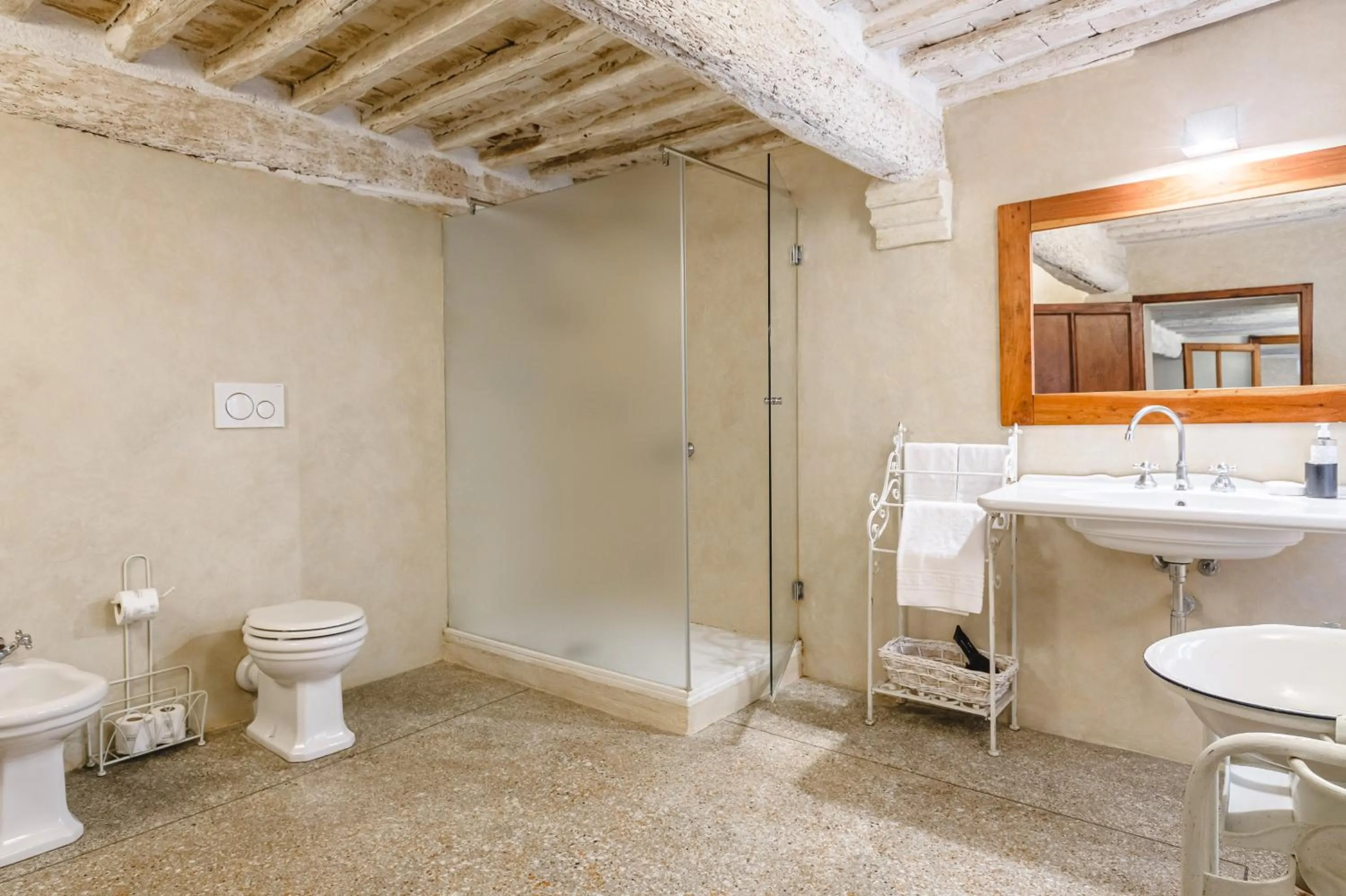 Shower in Il Battistero Siena Residenza d'Epoca