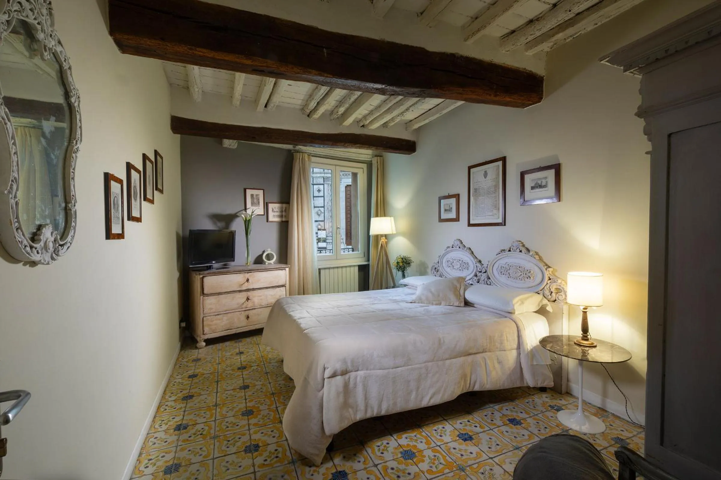 View (from property/room), Bed in Il Battistero Siena Residenza d'Epoca