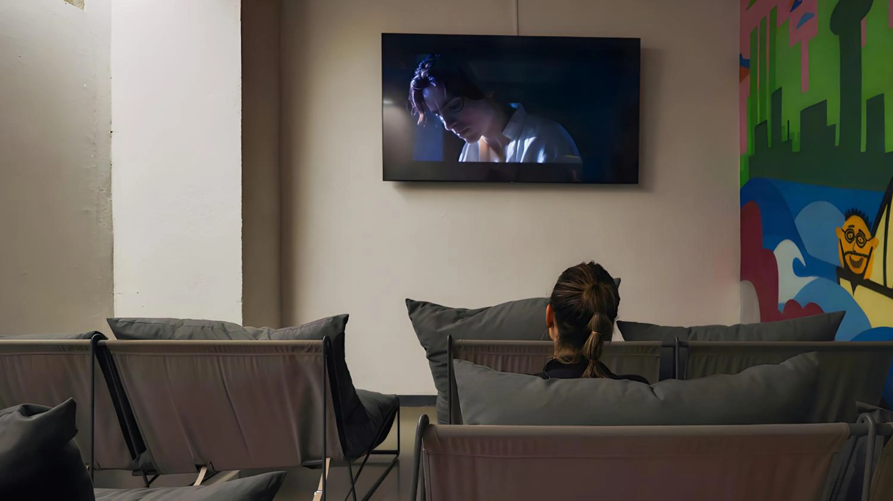 Communal lounge/ TV room in Ideal Youth Hostel