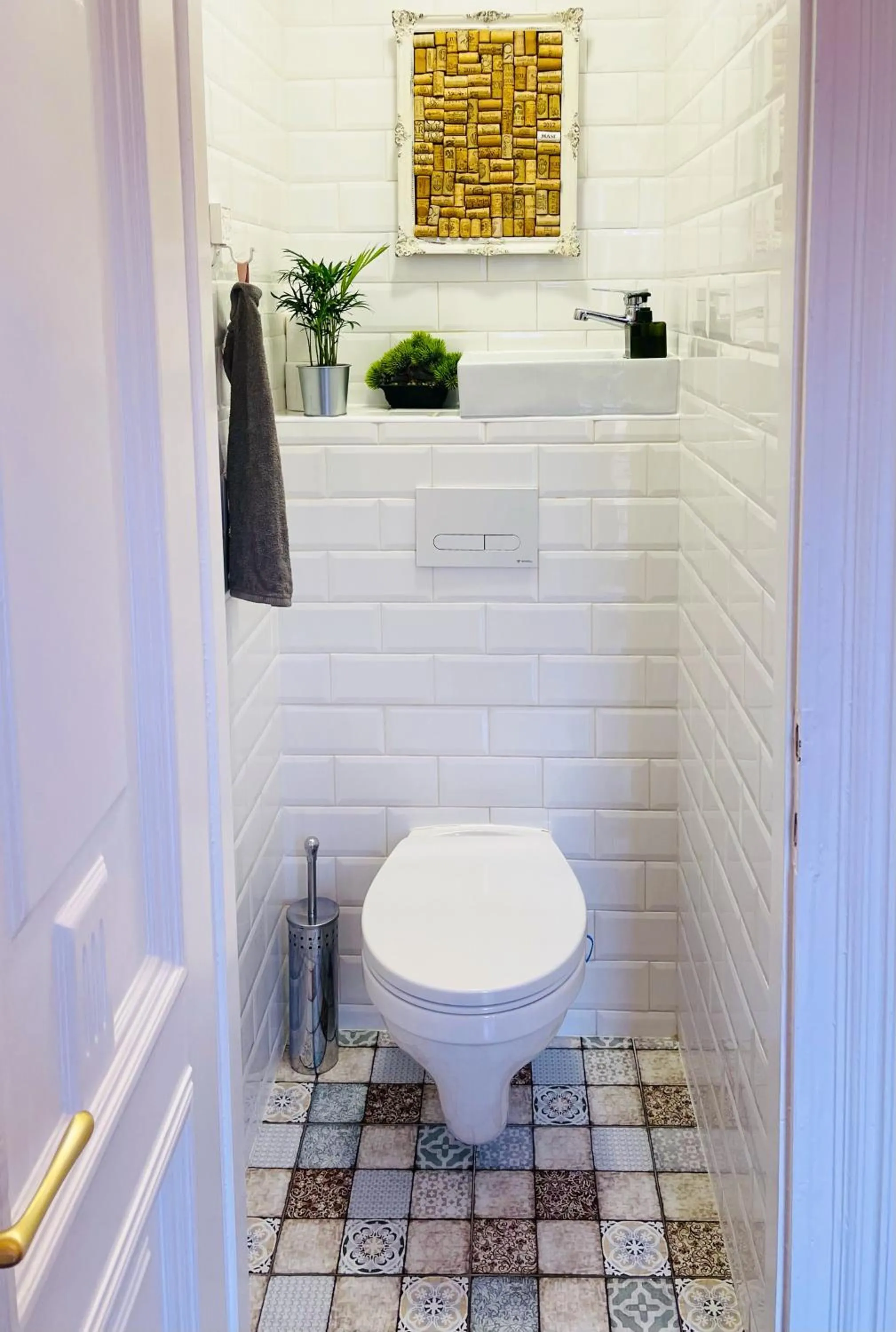 Toilet in The Spot with Green Chair - cozy space near Danube