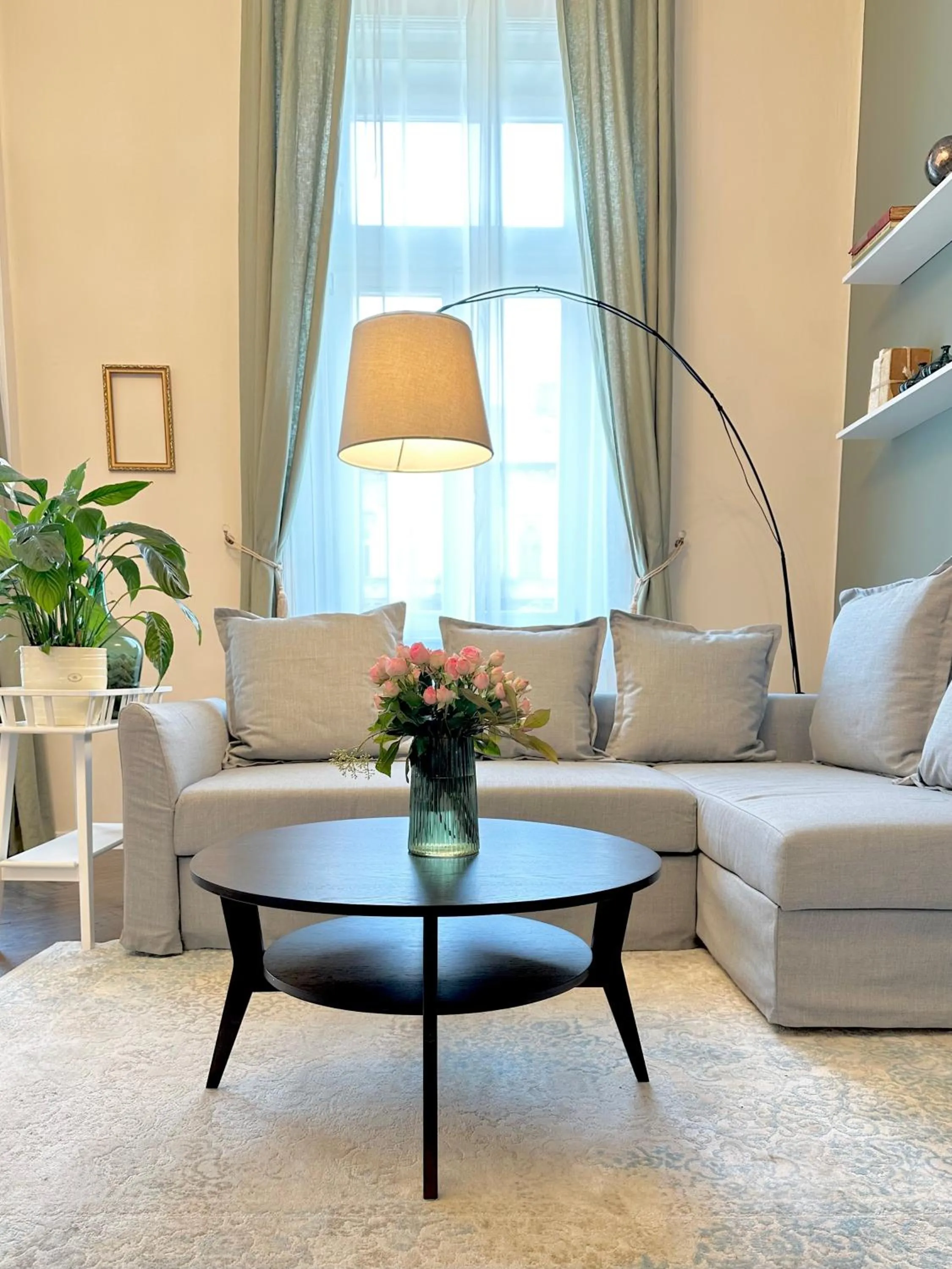 Bedroom in The Spot with Green Chair - cozy space near Danube