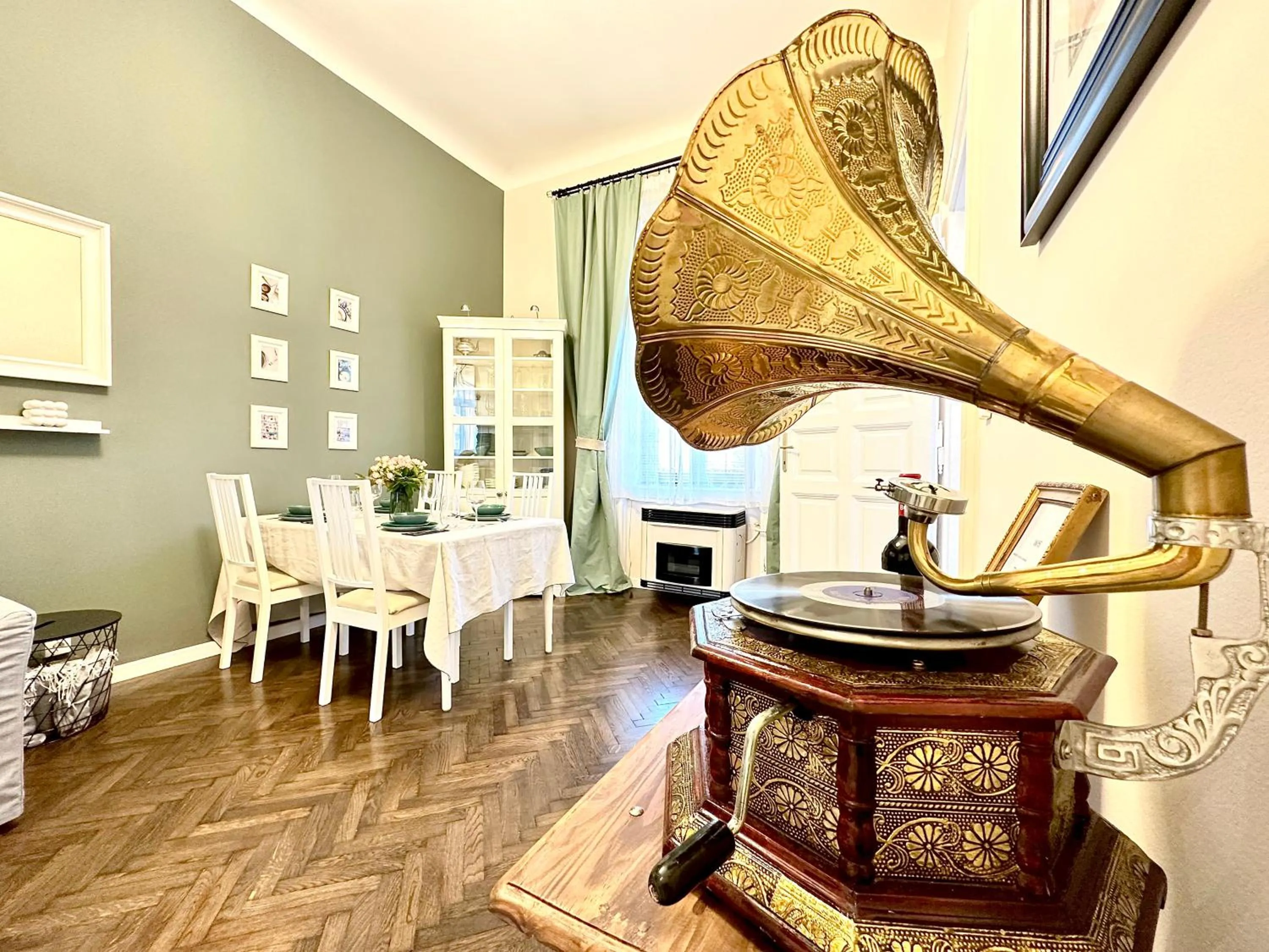 Living room in The Spot with Green Chair - cozy space near Danube
