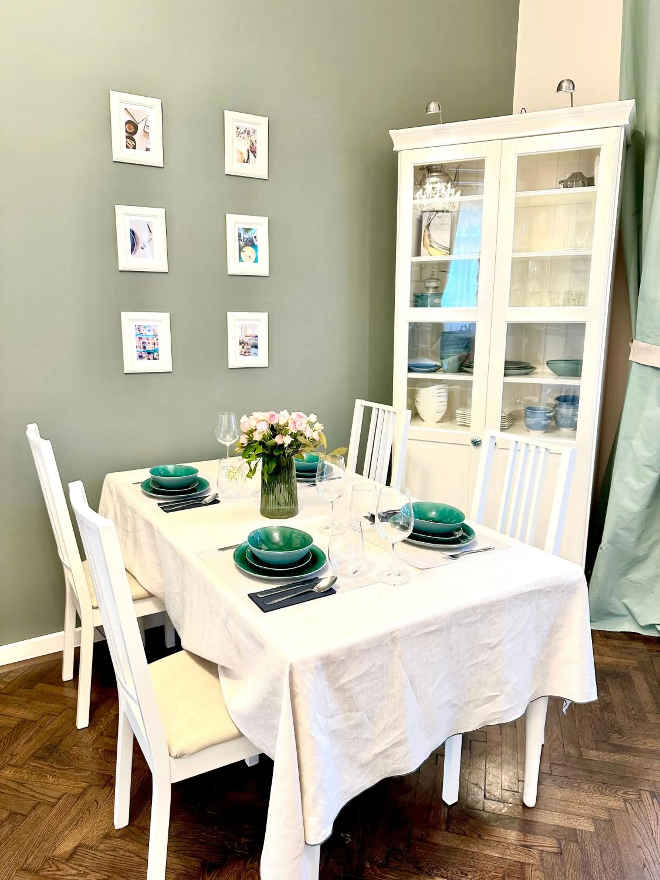Dining area in The Spot with Green Chair - cozy space near Danube