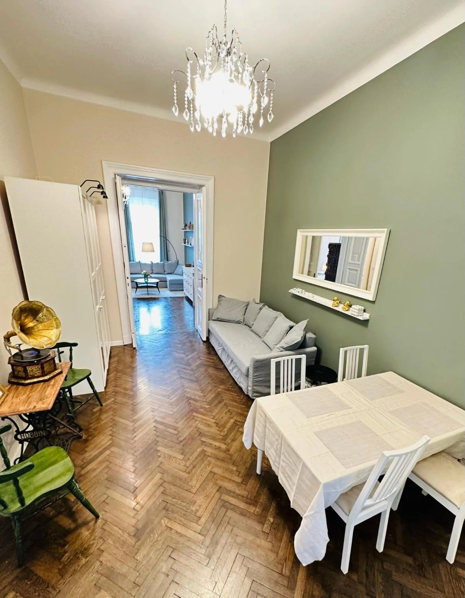 Living room, Bed in The Spot with Green Chair - cozy space near Danube