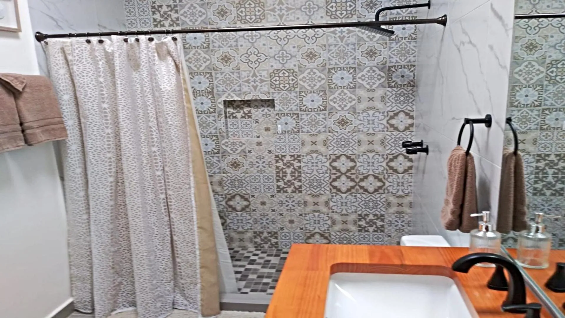 Shower in Brand New Sedona House by Kivoya