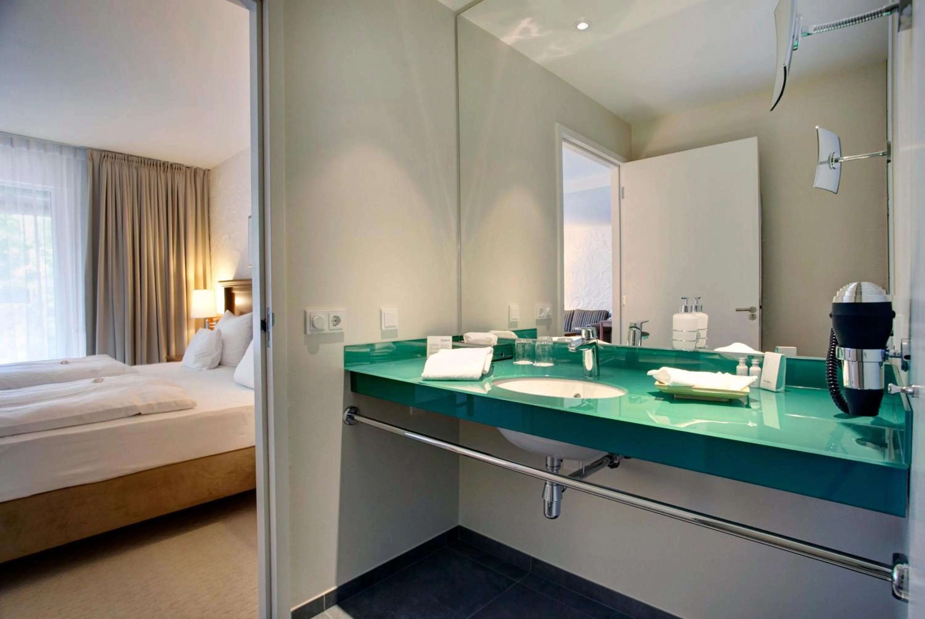 Bathroom, Bed in Fletcher Parkhotel De Wiemsel