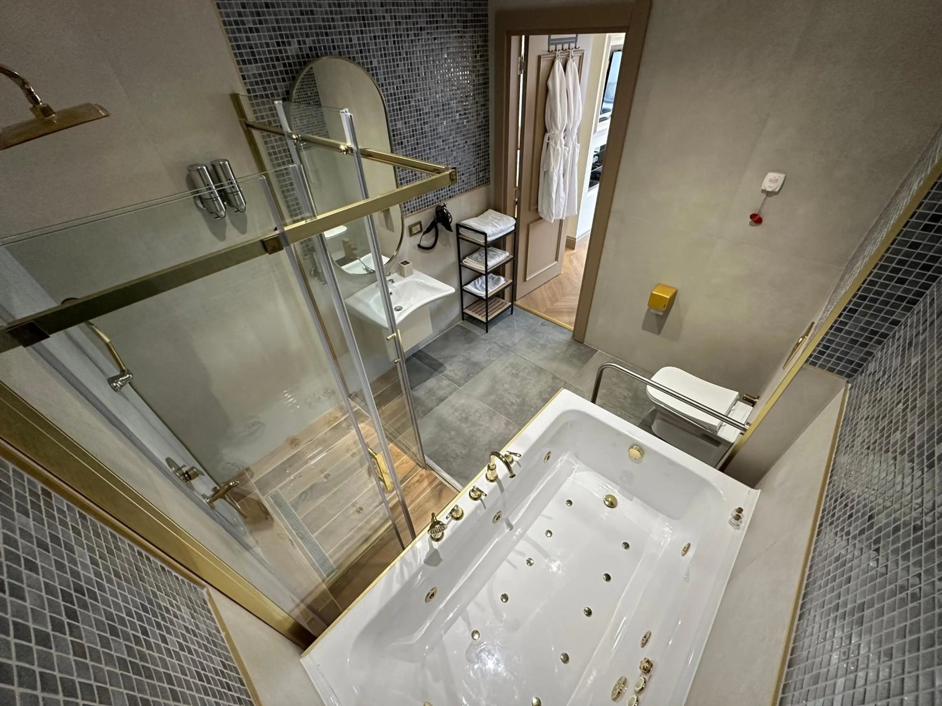 Shower in Taksim Bosphorus Hotel