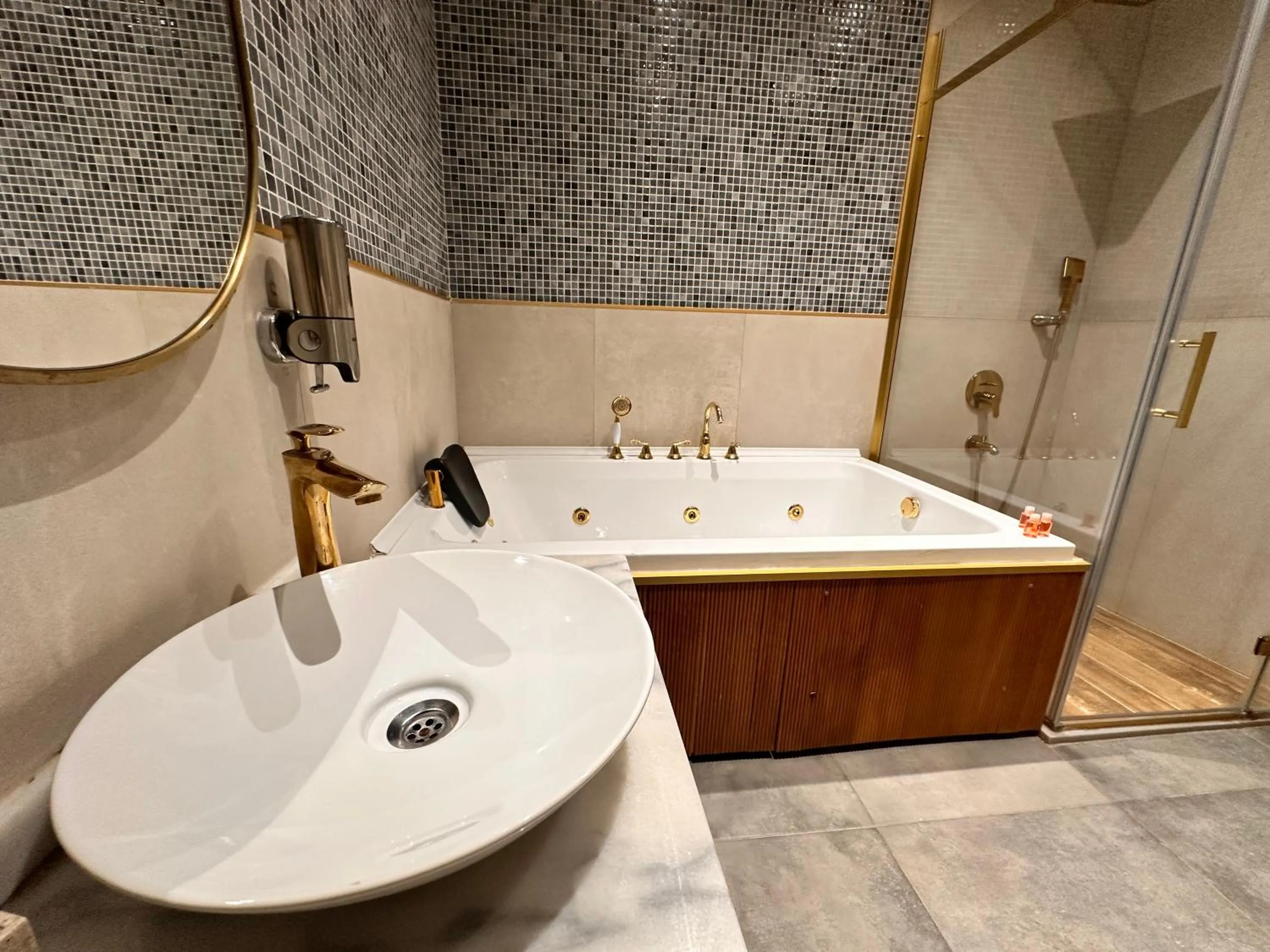 Shower in Taksim Bosphorus Hotel