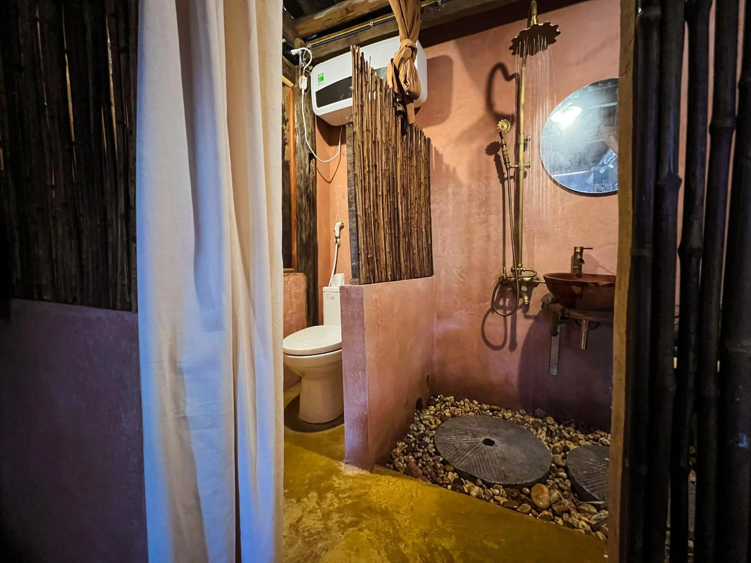 Shower in Dinh Đá H'Mông - Karsterly Rock Lodge