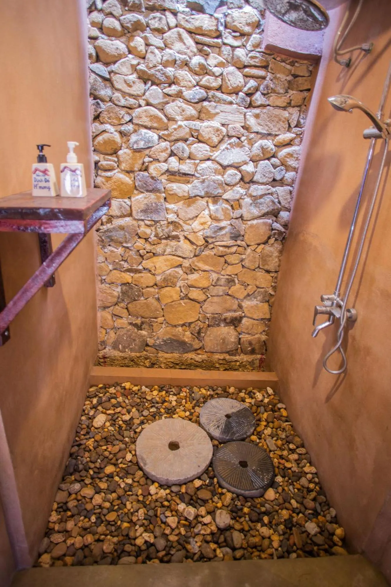 Shower in Dinh Đá H'Mông - Karsterly Rock Lodge