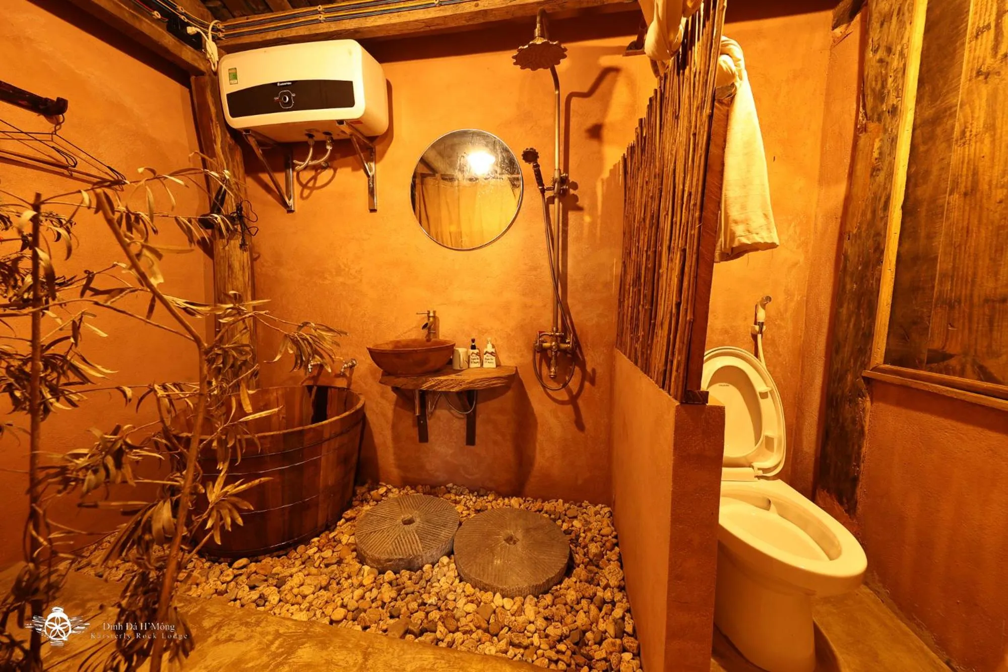 Shower in Dinh Đá H'Mông - Karsterly Rock Lodge