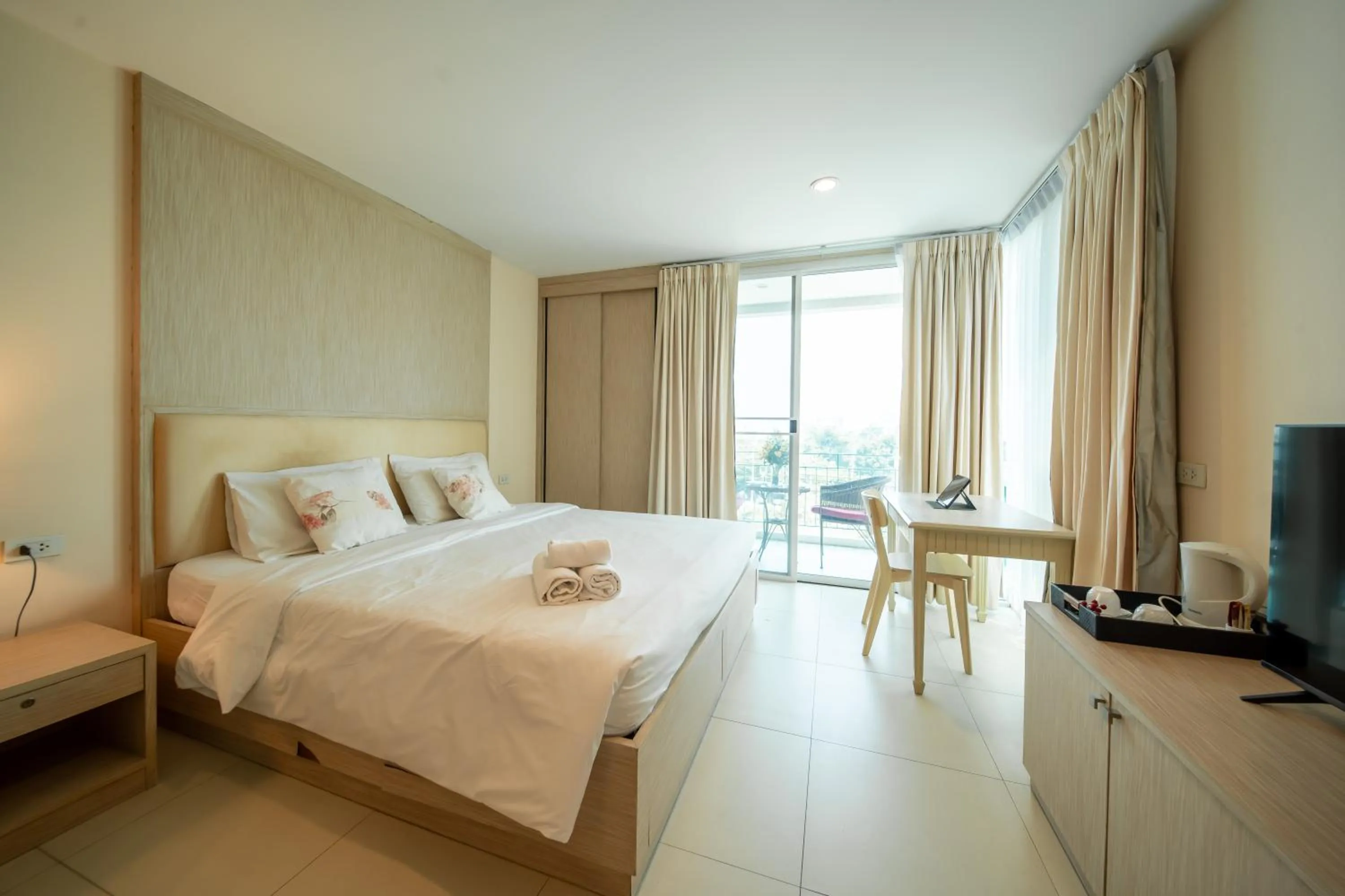 Bed in Shamrock Hotel Pattaya